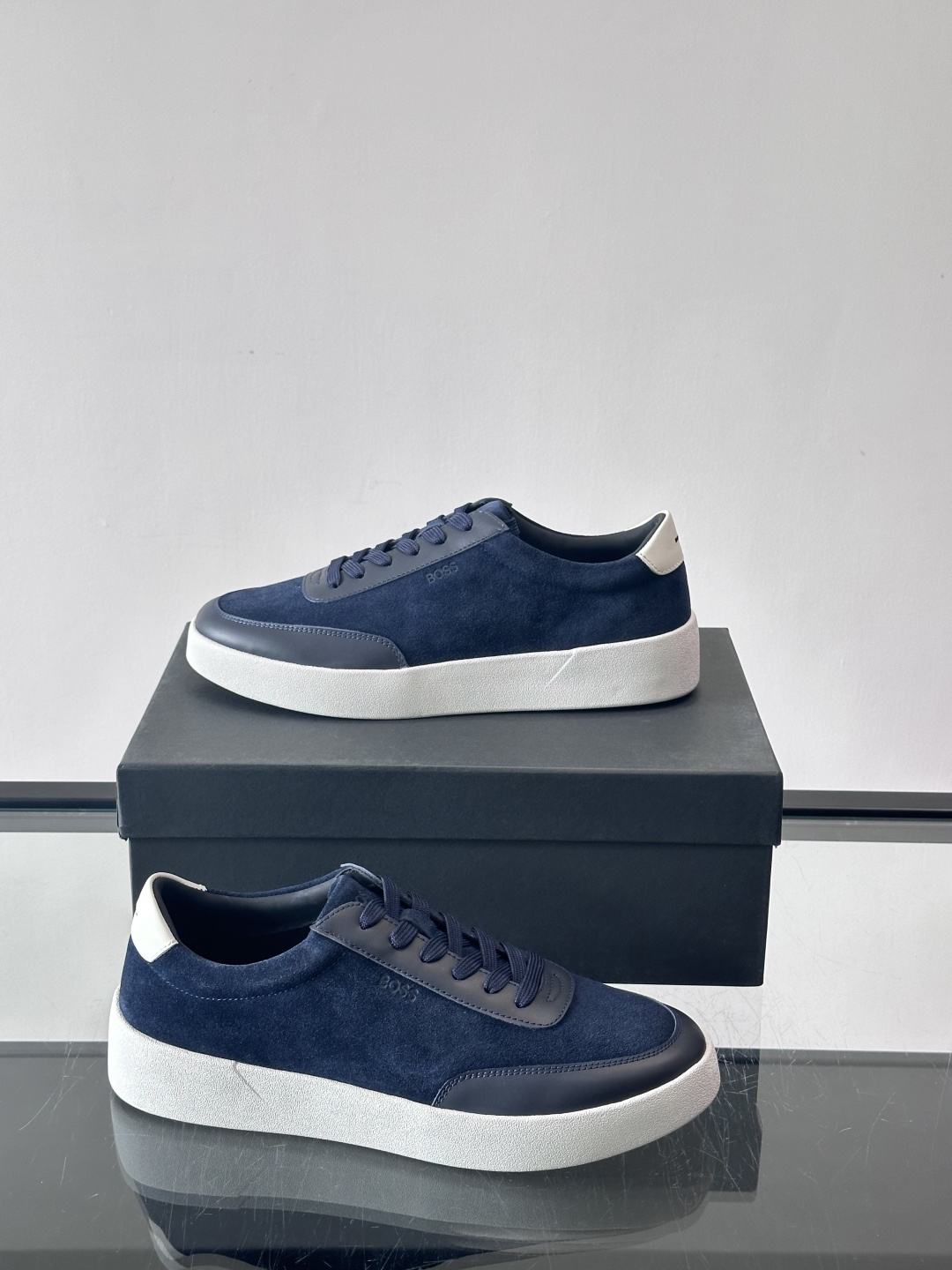 BOSS男士德训鞋，采用绒面＋牛皮革拼接，质感细腻又耐用。白色橡胶鞋底，缓震舒适，适合长时间穿着。圆头设