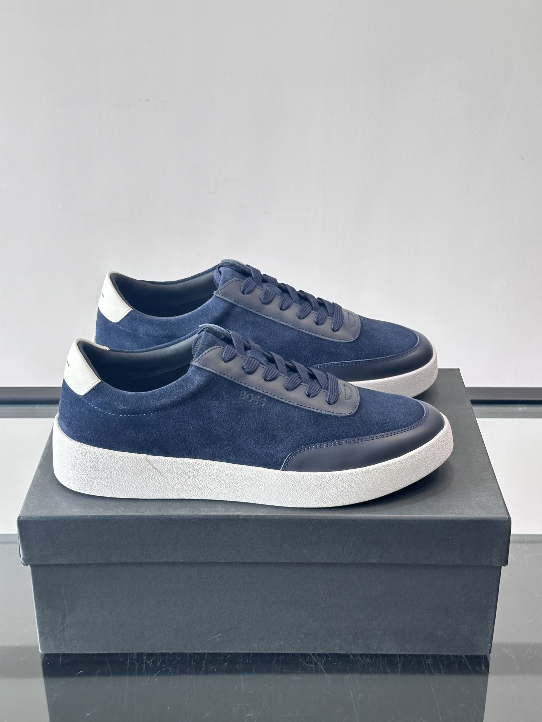 BOSS男士德训鞋，采用绒面＋牛皮革拼接，质感细腻又耐用。白色橡胶鞋底，缓震舒适，适合长时间穿着。圆头设