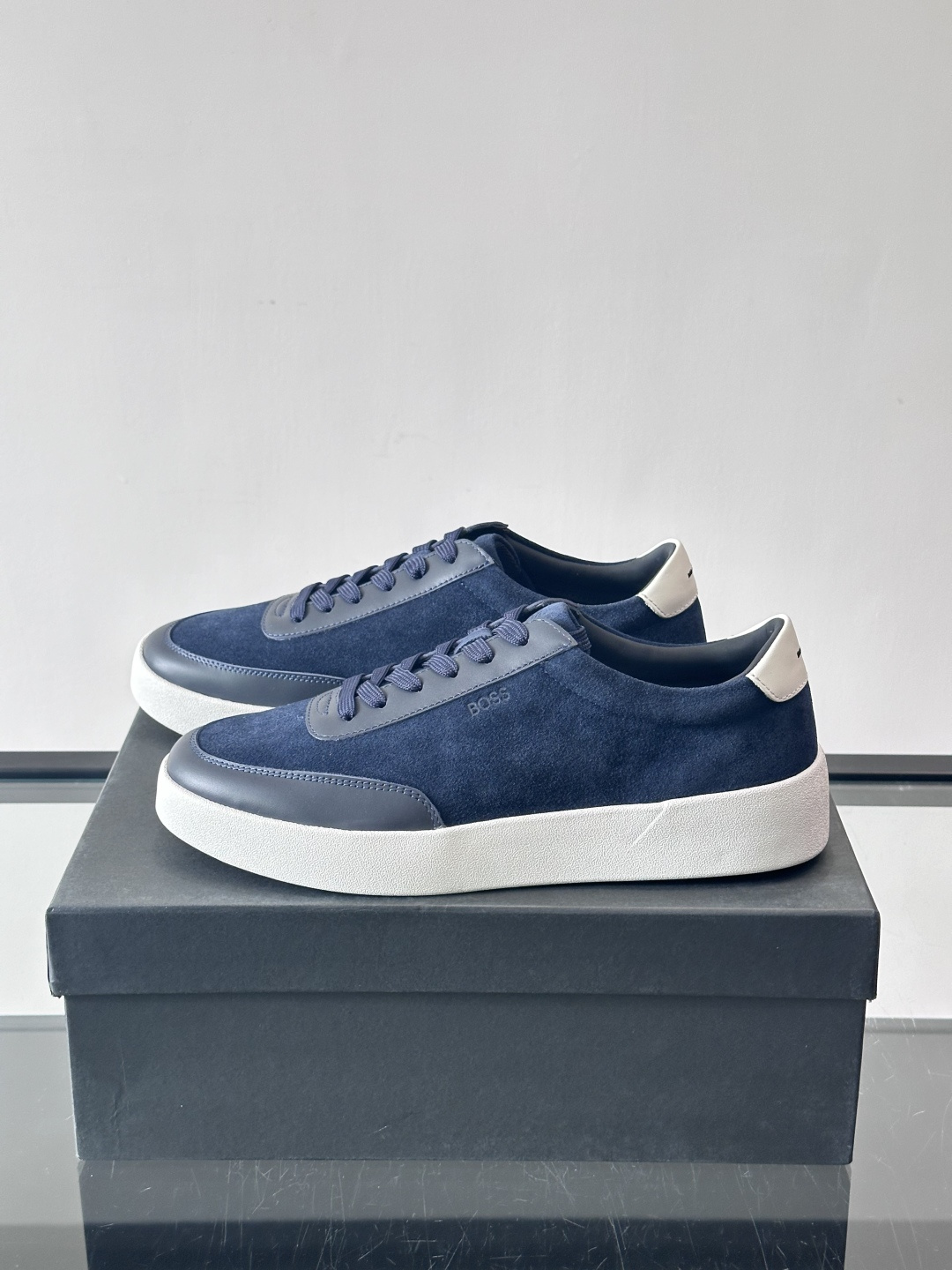 BOSS男士德训鞋，采用绒面＋牛皮革拼接，质感细腻又耐用。白色橡胶鞋底，缓震舒适，适合长时间穿着。圆头设