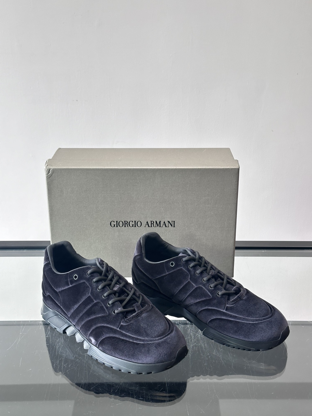 GIORGIO ARMANI男士休闲运动鞋采用牛皮材质，质感细腻又耐用。橡胶鞋底，抓地力和舒适性都很棒。