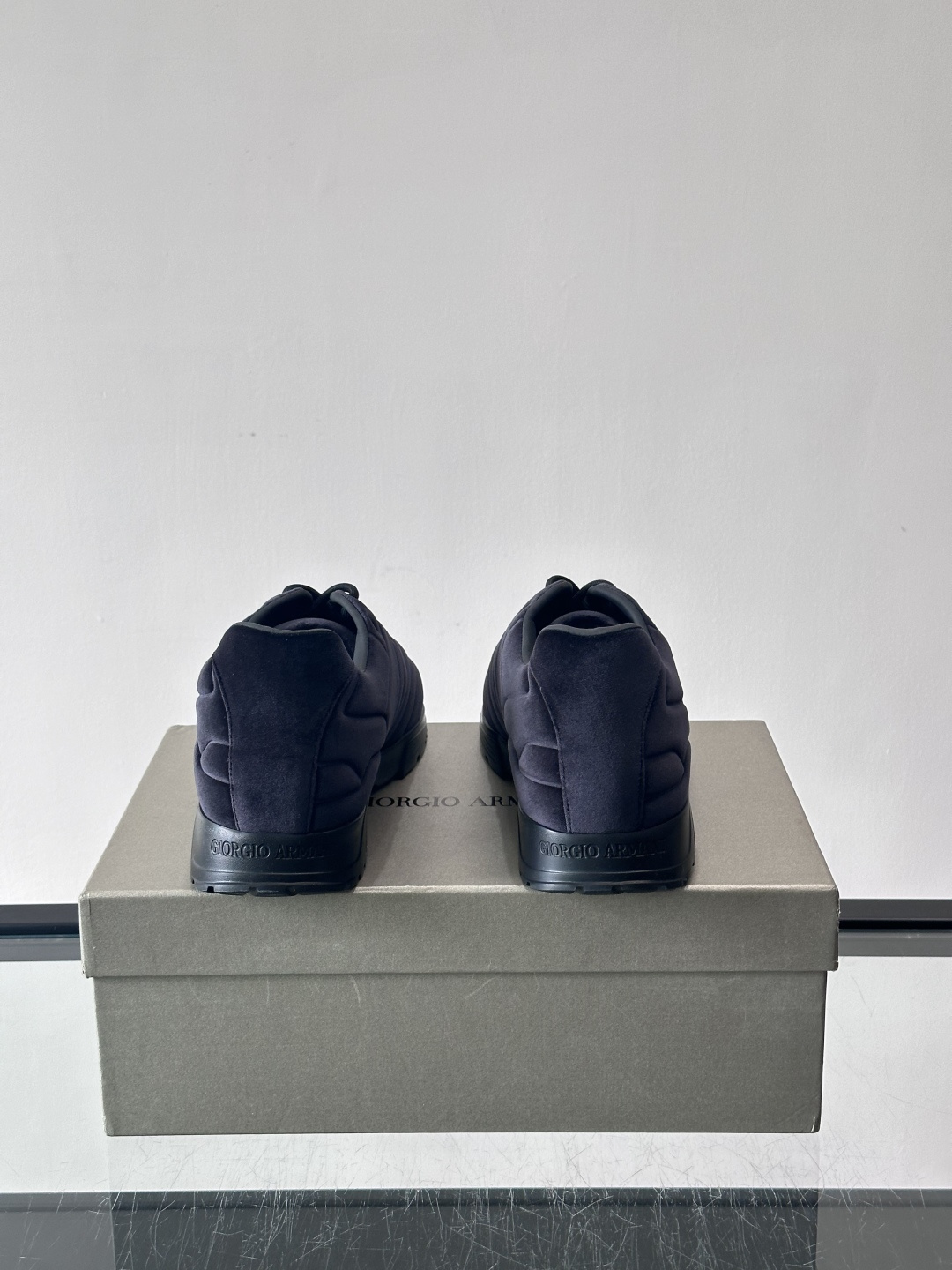 GIORGIO ARMANI男士休闲运动鞋采用牛皮材质，质感细腻又耐用。橡胶鞋底，抓地力和舒适性都很棒。