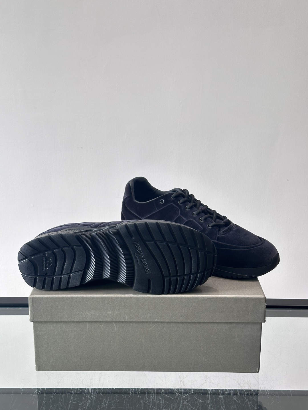 GIORGIO ARMANI男士休闲运动鞋采用牛皮材质，质感细腻又耐用。橡胶鞋底，抓地力和舒适性都很棒。