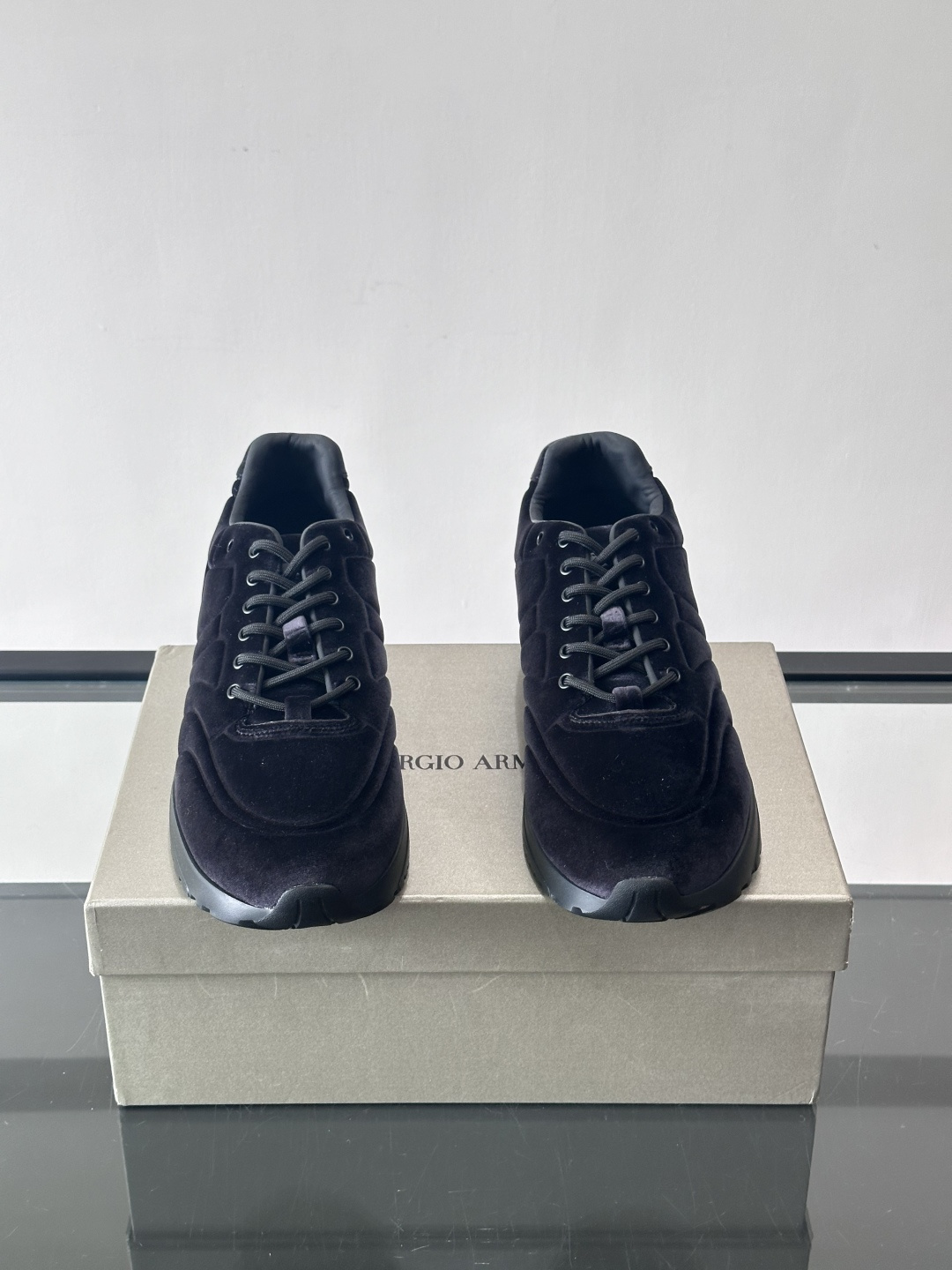 GIORGIO ARMANI男士休闲运动鞋采用牛皮材质，质感细腻又耐用。橡胶鞋底，抓地力和舒适性都很棒。