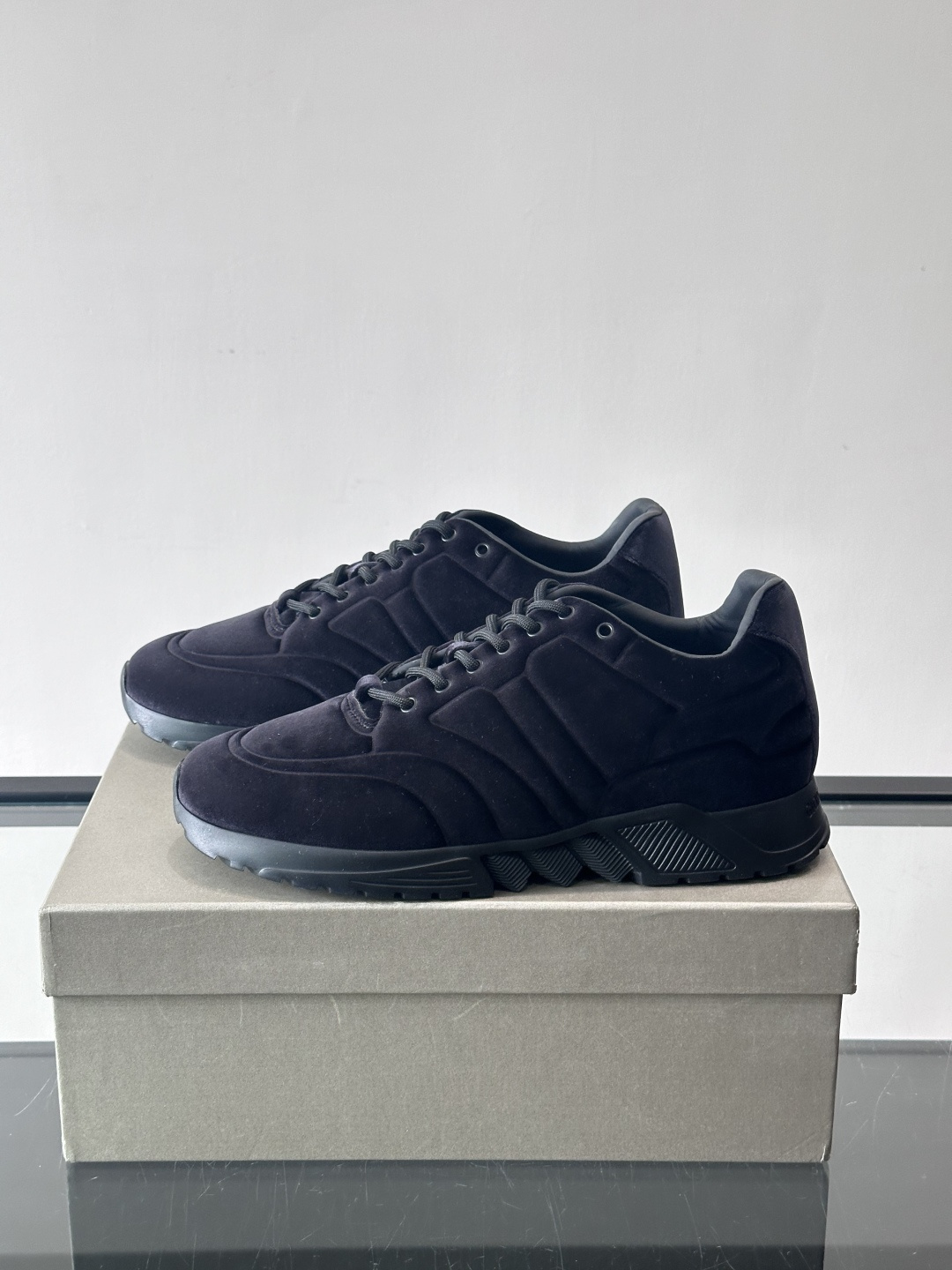 GIORGIO ARMANI男士休闲运动鞋采用牛皮材质，质感细腻又耐用。橡胶鞋底，抓地力和舒适性都很棒。