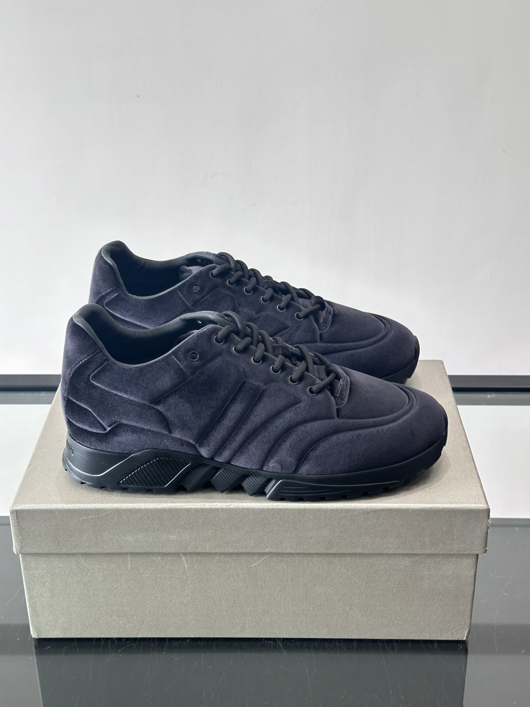 GIORGIO ARMANI男士休闲运动鞋采用牛皮材质，质感细腻又耐用。橡胶鞋底，抓地力和舒适性都很棒。