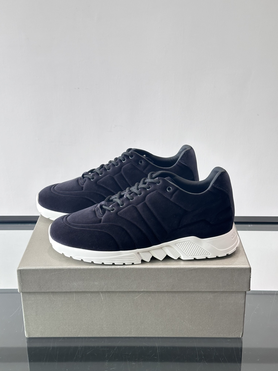 GIORGIO ARMANI男士休闲运动鞋采用牛皮材质，质感细腻又耐用。橡胶鞋底，抓地力和舒适性都很棒。