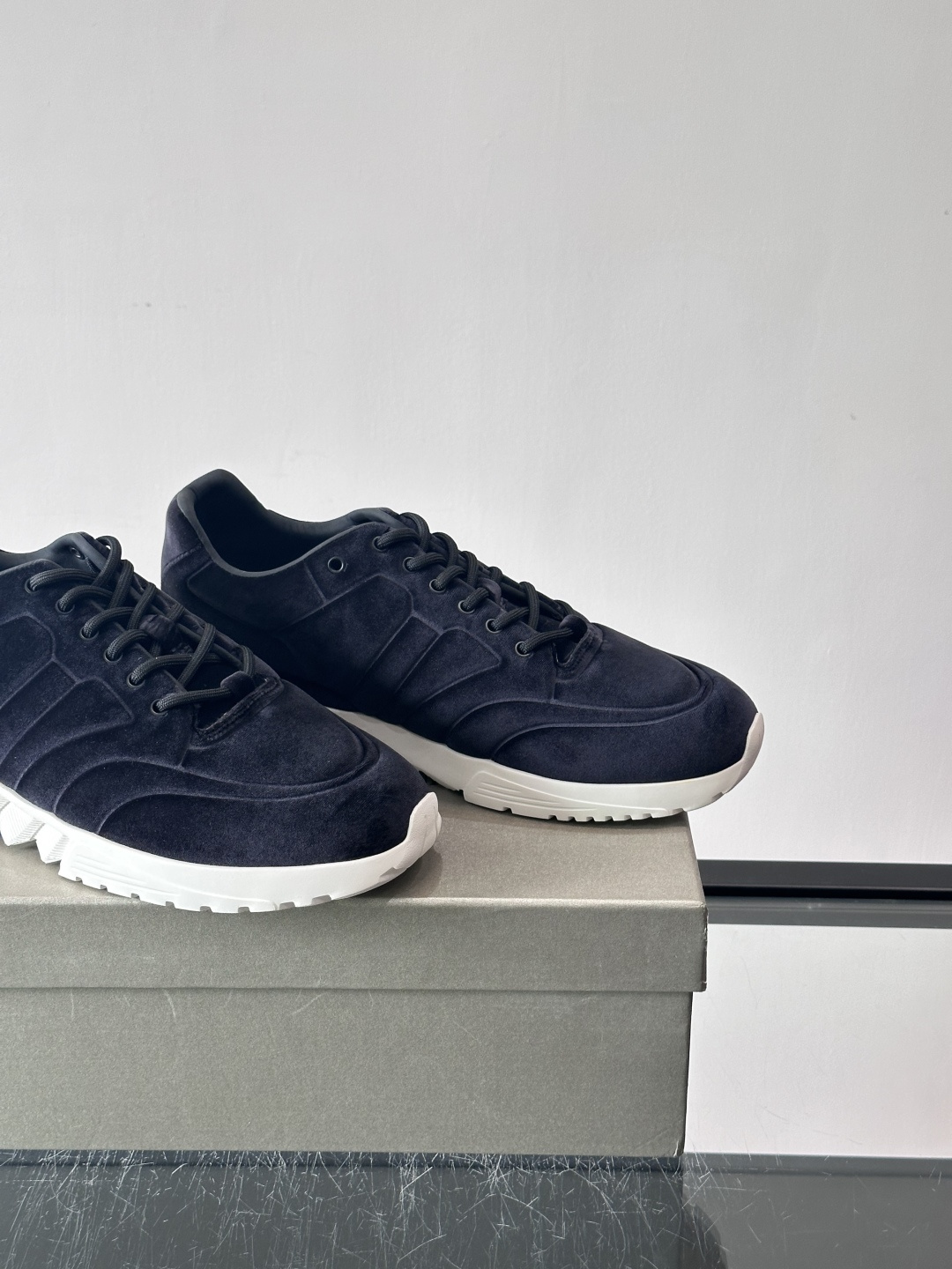 GIORGIO ARMANI男士休闲运动鞋采用牛皮材质，质感细腻又耐用。橡胶鞋底，抓地力和舒适性都很棒。