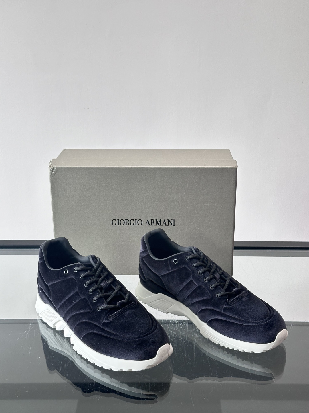 GIORGIO ARMANI男士休闲运动鞋采用牛皮材质，质感细腻又耐用。橡胶鞋底，抓地力和舒适性都很棒。