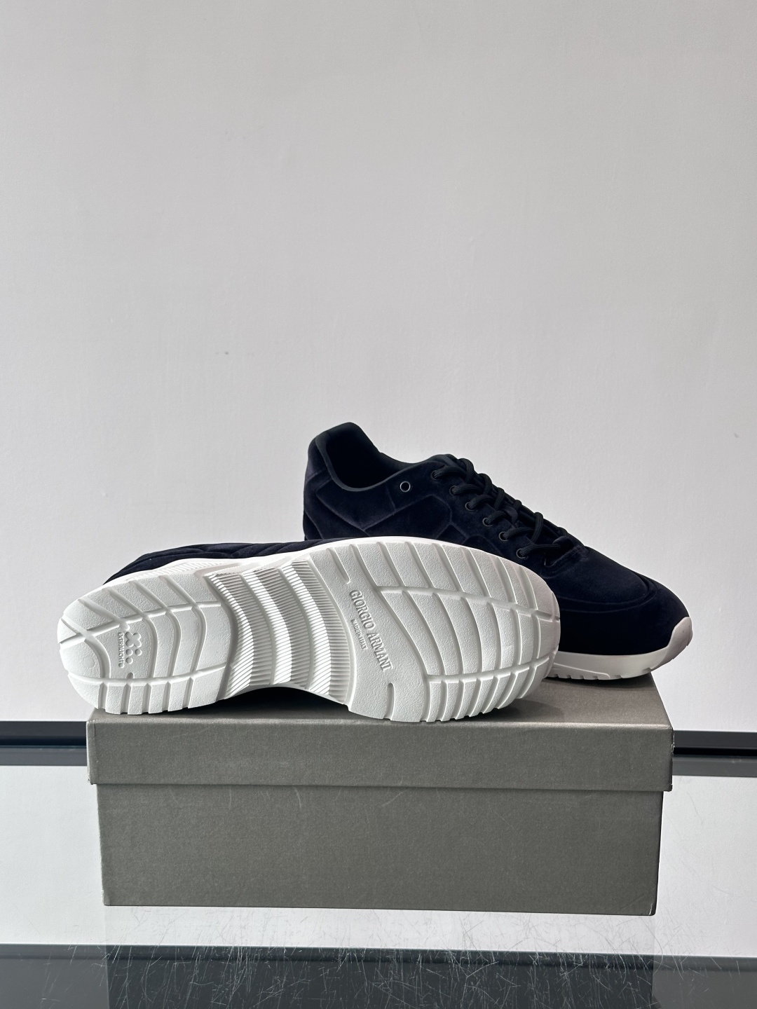 GIORGIO ARMANI男士休闲运动鞋采用牛皮材质，质感细腻又耐用。橡胶鞋底，抓地力和舒适性都很棒。