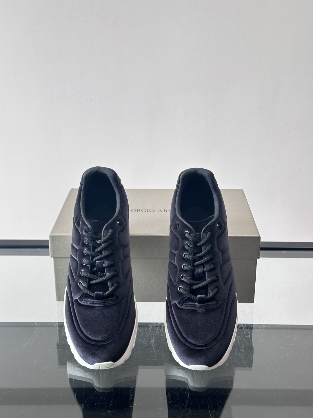 GIORGIO ARMANI男士休闲运动鞋采用牛皮材质，质感细腻又耐用。橡胶鞋底，抓地力和舒适性都很棒。