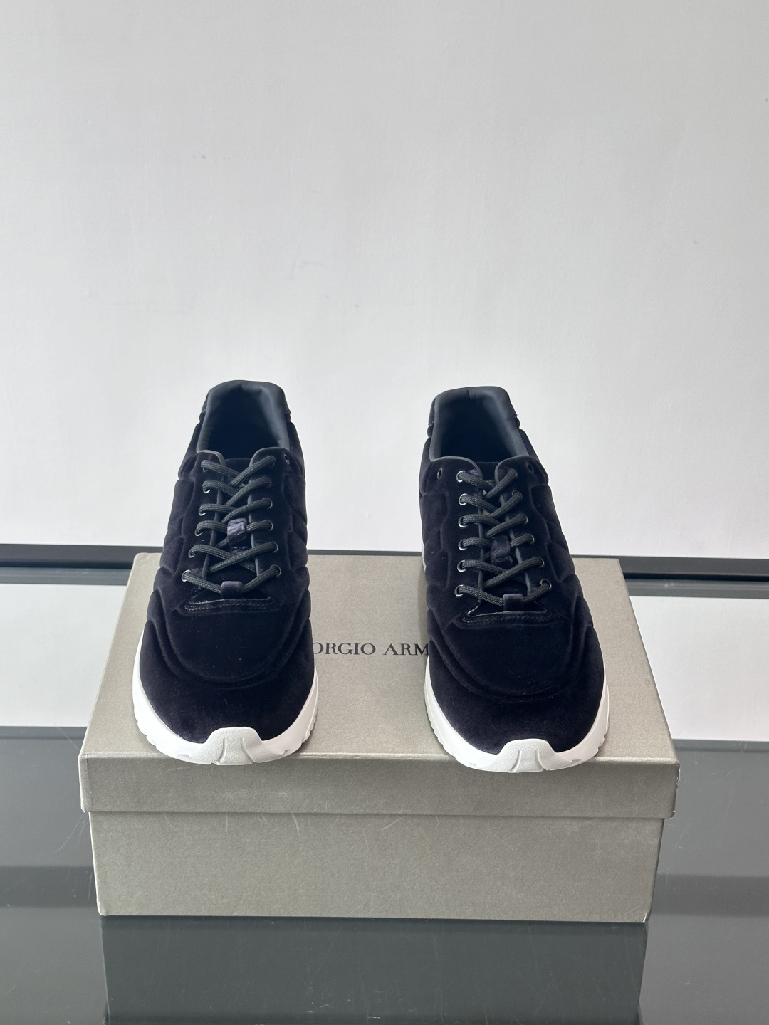 GIORGIO ARMANI男士休闲运动鞋采用牛皮材质，质感细腻又耐用。橡胶鞋底，抓地力和舒适性都很棒。