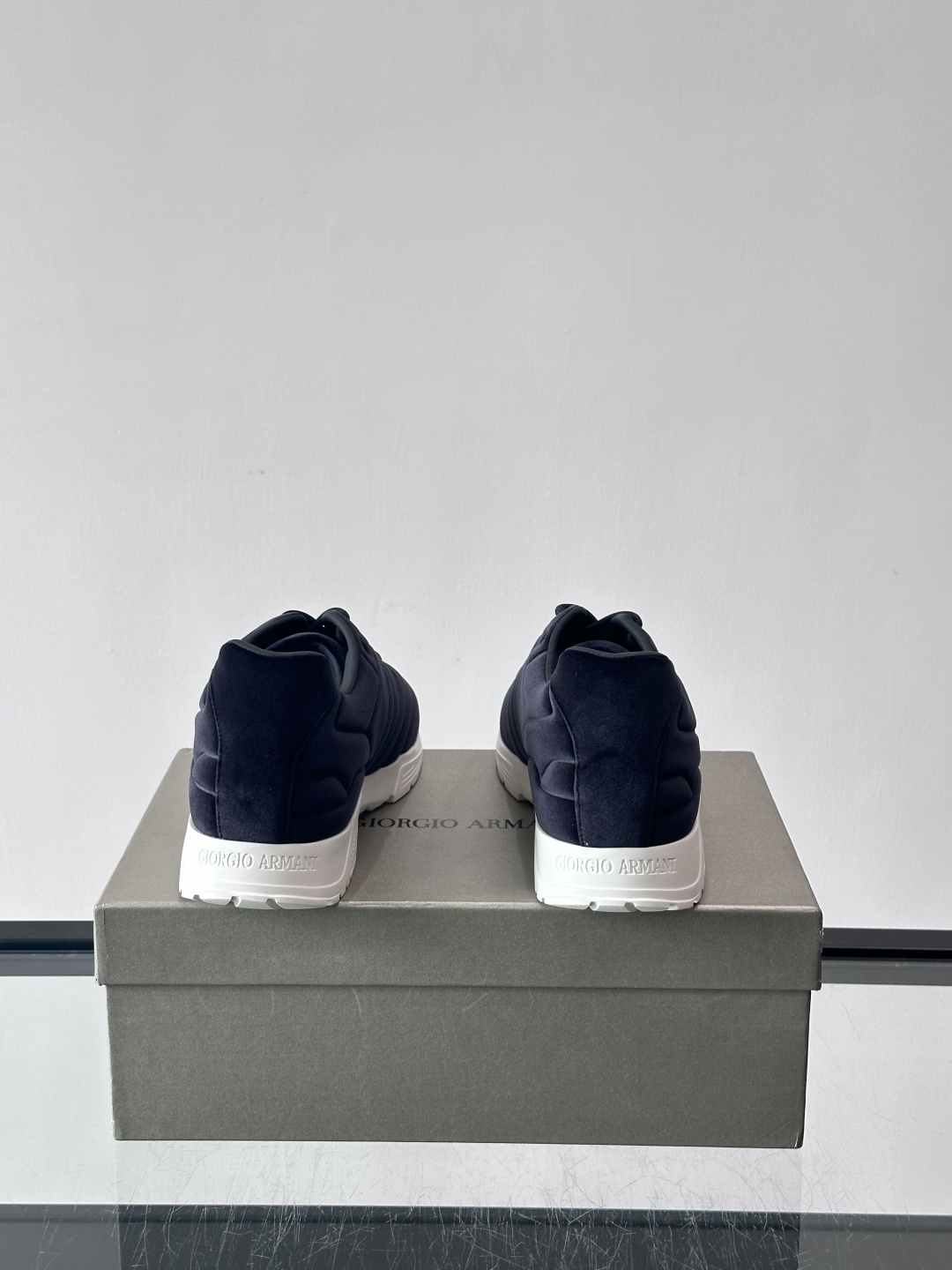 GIORGIO ARMANI男士休闲运动鞋采用牛皮材质，质感细腻又耐用。橡胶鞋底，抓地力和舒适性都很棒。