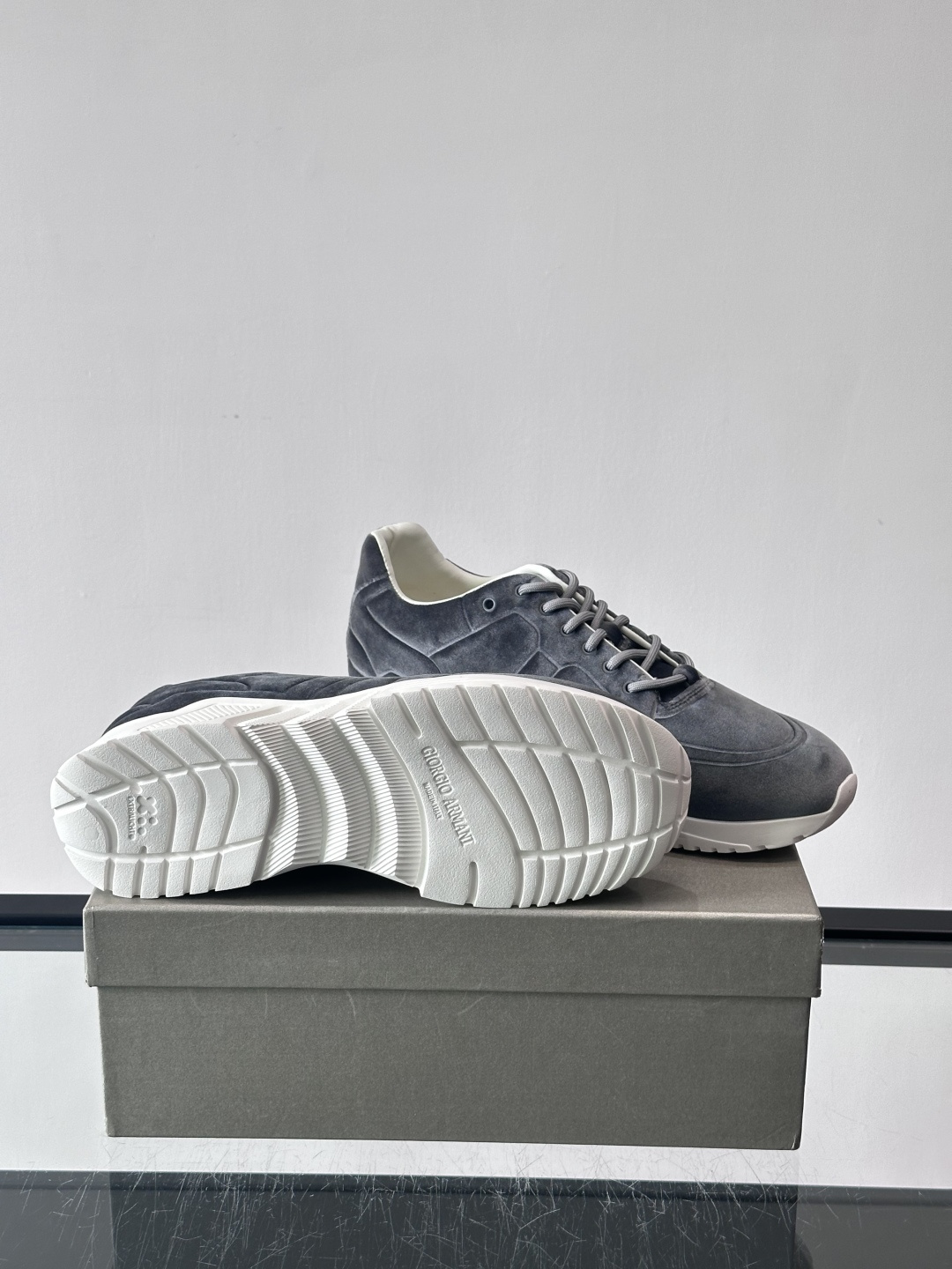 GIORGIO ARMANI男士休闲运动鞋采用牛皮材质，质感细腻又耐用。橡胶鞋底，抓地力和舒适性都很棒。