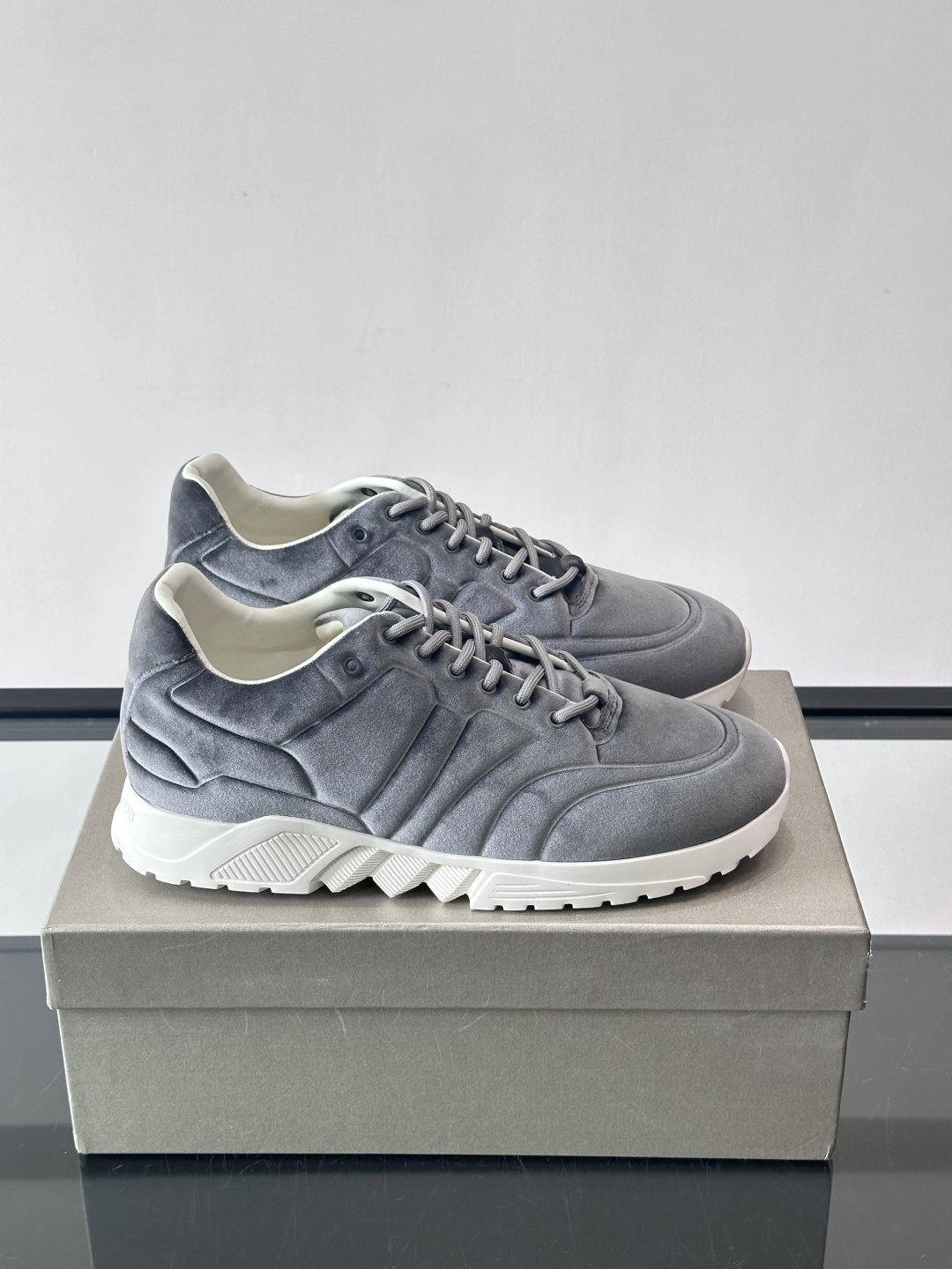 GIORGIO ARMANI男士休闲运动鞋采用牛皮材质，质感细腻又耐用。橡胶鞋底，抓地力和舒适性都很棒。