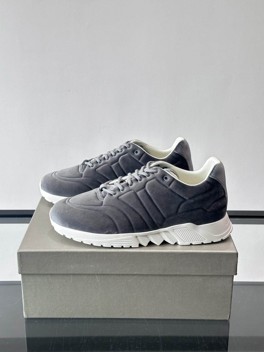 GIORGIO ARMANI男士休闲运动鞋采用牛皮材质，质感细腻又耐用。橡胶鞋底，抓地力和舒适性都很棒。