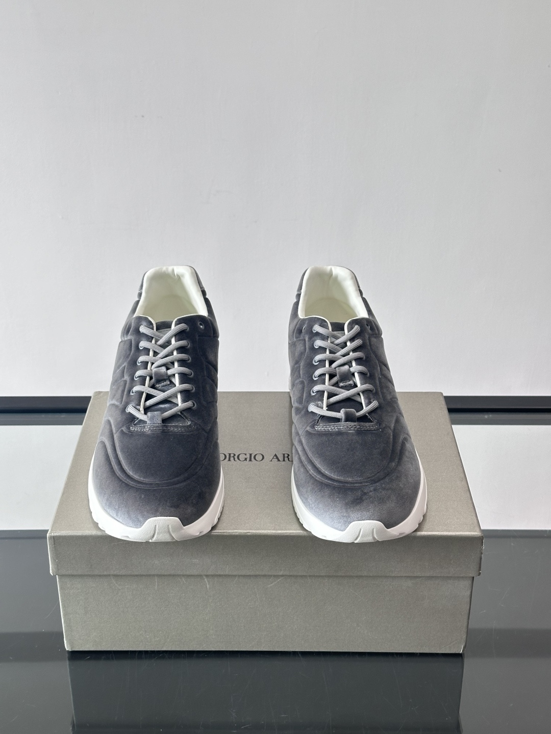 GIORGIO ARMANI男士休闲运动鞋采用牛皮材质，质感细腻又耐用。橡胶鞋底，抓地力和舒适性都很棒。