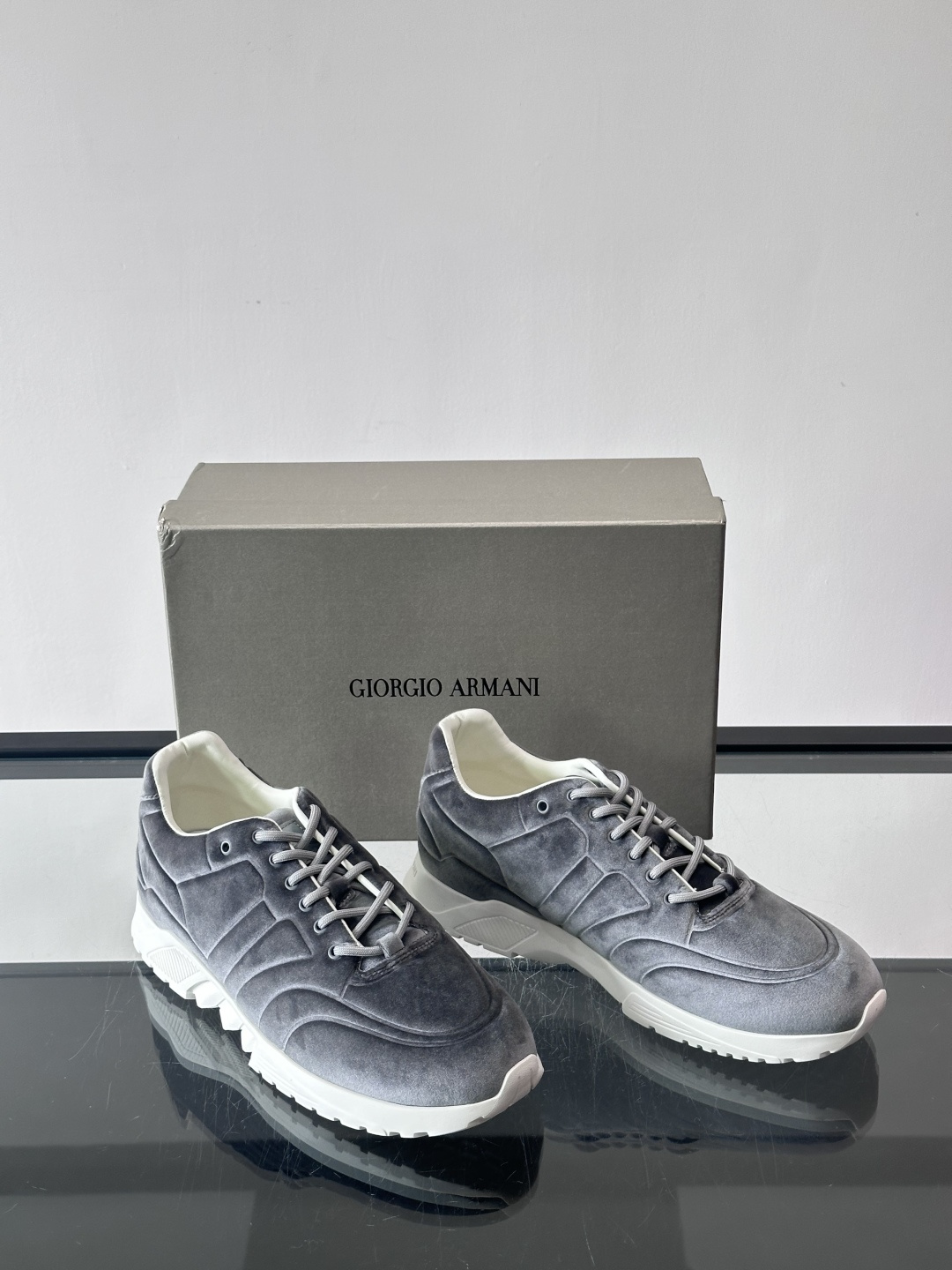GIORGIO ARMANI男士休闲运动鞋采用牛皮材质，质感细腻又耐用。橡胶鞋底，抓地力和舒适性都很棒。