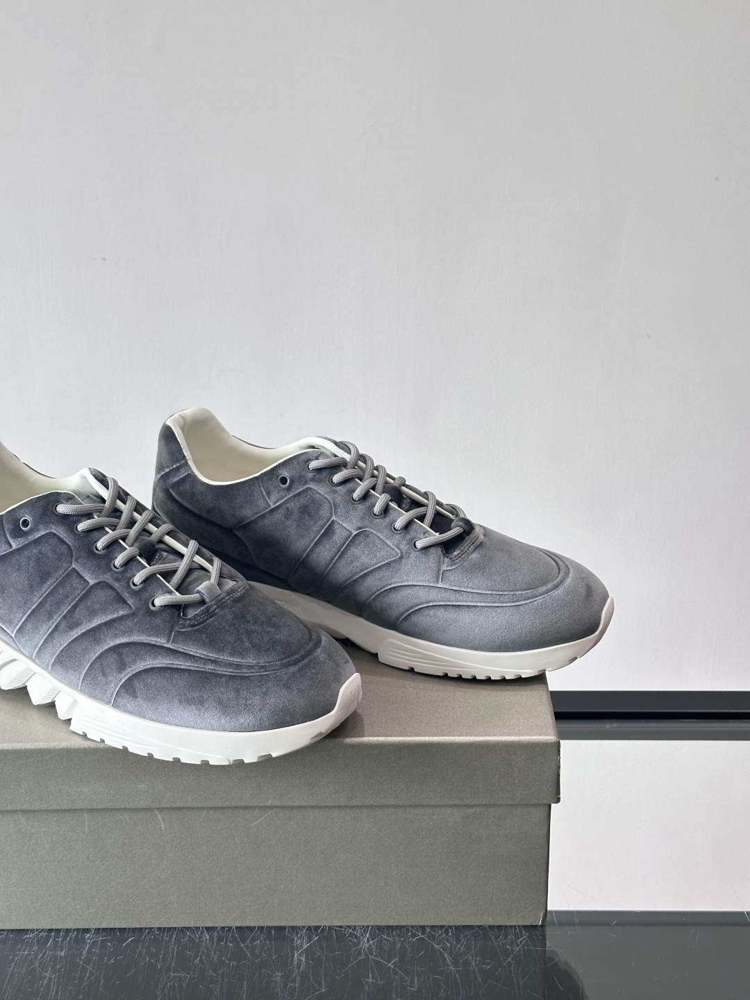 GIORGIO ARMANI男士休闲运动鞋采用牛皮材质，质感细腻又耐用。橡胶鞋底，抓地力和舒适性都很棒。