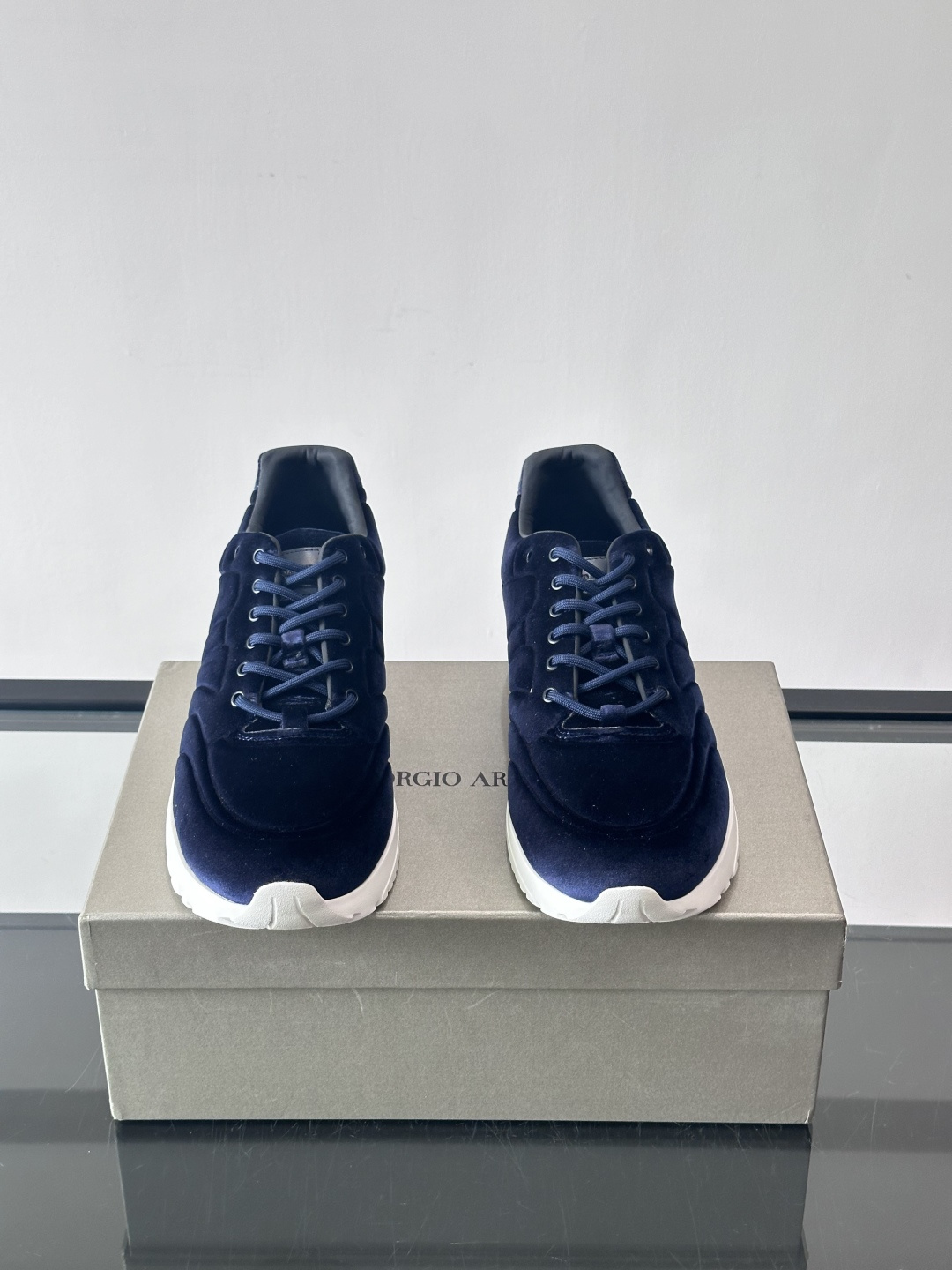 GIORGIO ARMANI男士休闲运动鞋采用牛皮材质，质感细腻又耐用。橡胶鞋底，抓地力和舒适性都很棒。