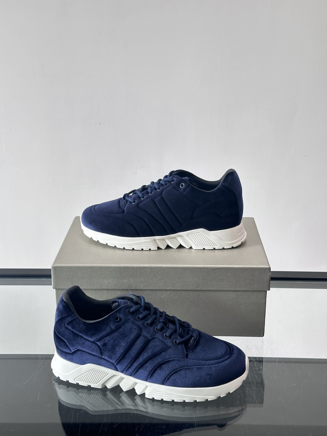 GIORGIO ARMANI男士休闲运动鞋采用牛皮材质，质感细腻又耐用。橡胶鞋底，抓地力和舒适性都很棒。