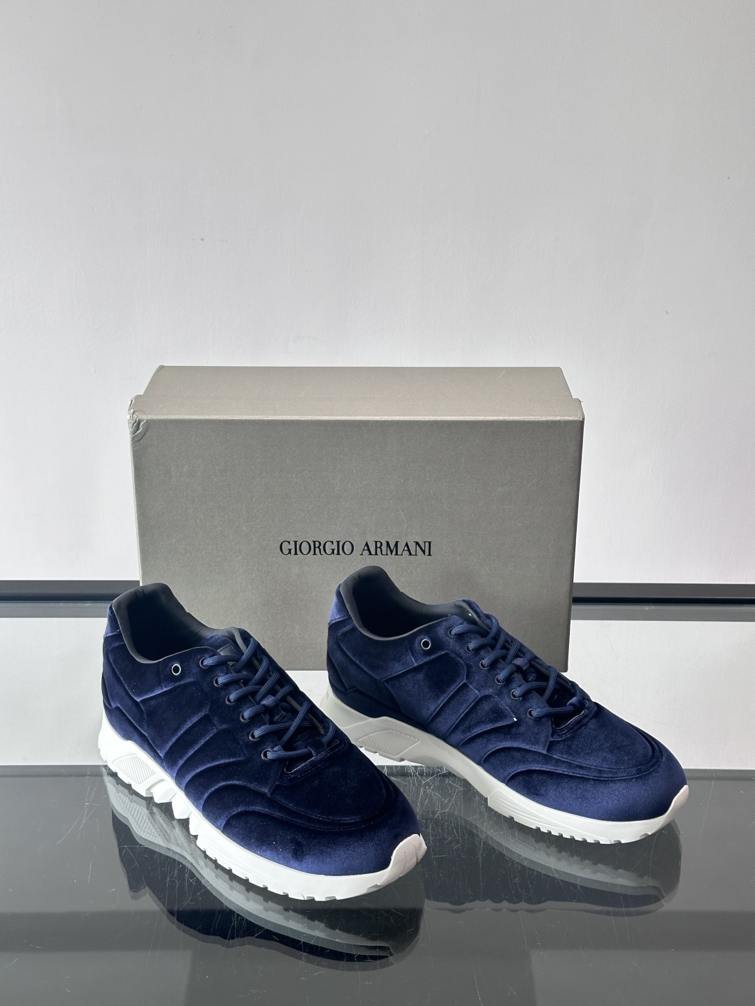 GIORGIO ARMANI男士休闲运动鞋采用牛皮材质，质感细腻又耐用。橡胶鞋底，抓地力和舒适性都很棒。