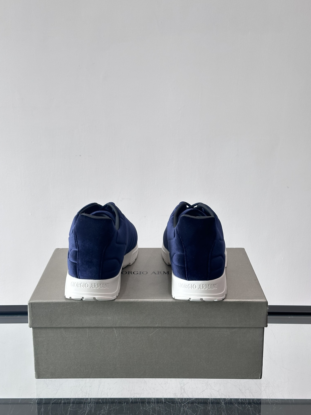 GIORGIO ARMANI男士休闲运动鞋采用牛皮材质，质感细腻又耐用。橡胶鞋底，抓地力和舒适性都很棒。