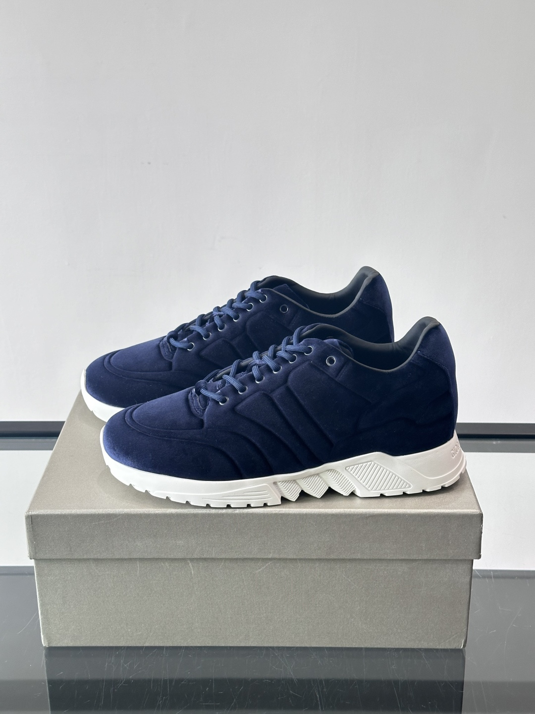 GIORGIO ARMANI男士休闲运动鞋采用牛皮材质，质感细腻又耐用。橡胶鞋底，抓地力和舒适性都很棒。