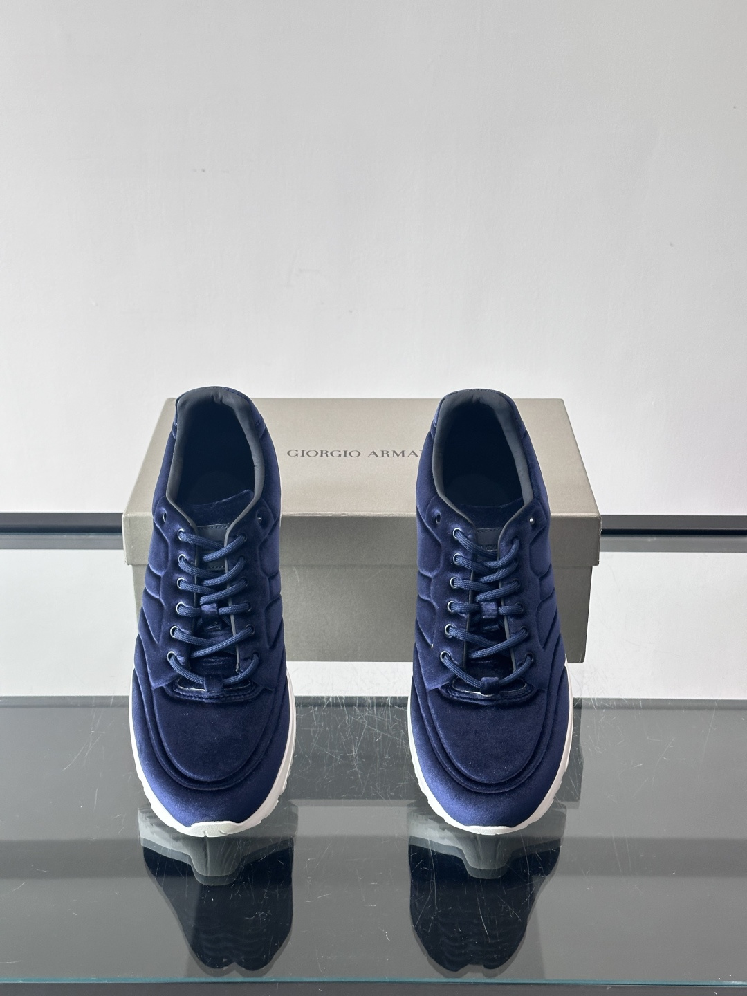 GIORGIO ARMANI男士休闲运动鞋采用牛皮材质，质感细腻又耐用。橡胶鞋底，抓地力和舒适性都很棒。