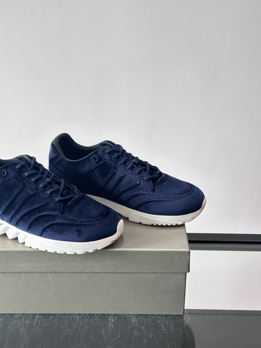 GIORGIO ARMANI男士休闲运动鞋采用牛皮材质，质感细腻又耐用。橡胶鞋底，抓地力和舒适性都很棒。