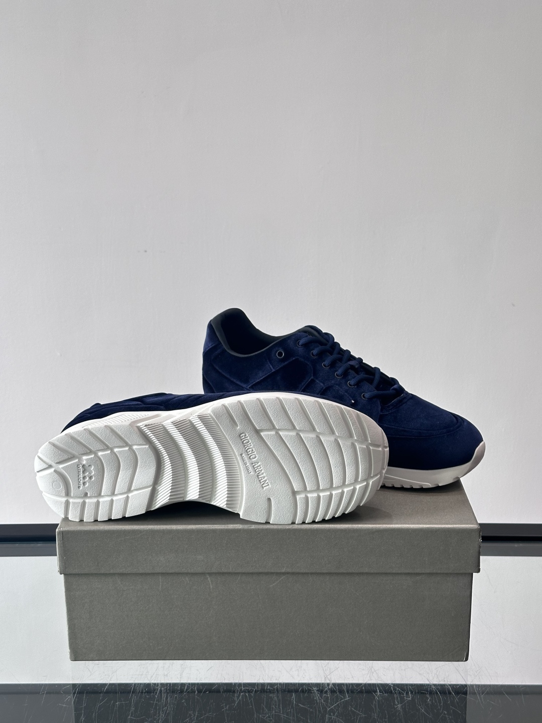 GIORGIO ARMANI男士休闲运动鞋采用牛皮材质，质感细腻又耐用。橡胶鞋底，抓地力和舒适性都很棒。