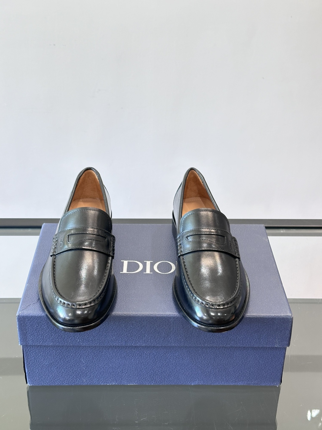 Dior男士乐福鞋采用进口头层牛皮，鞋面搭配经典老花图案，品牌辨识度超高✨。内里和垫脚均为小牛皮，吸汗透