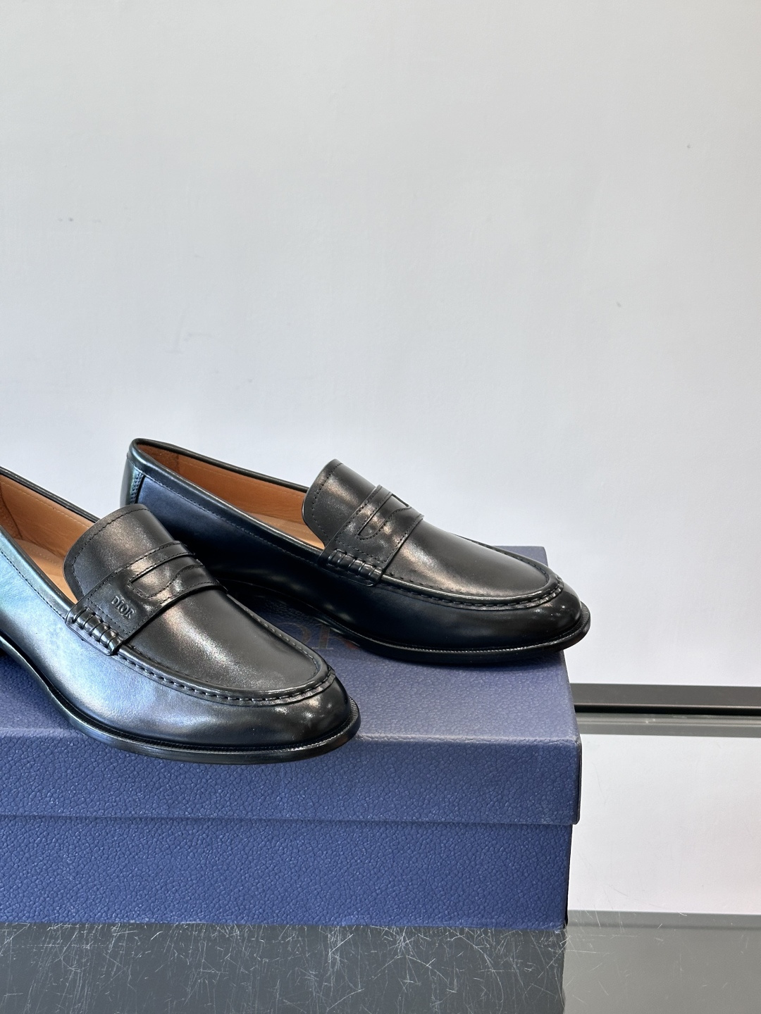 Dior男士乐福鞋采用进口头层牛皮，鞋面搭配经典老花图案，品牌辨识度超高✨。内里和垫脚均为小牛皮，吸汗透