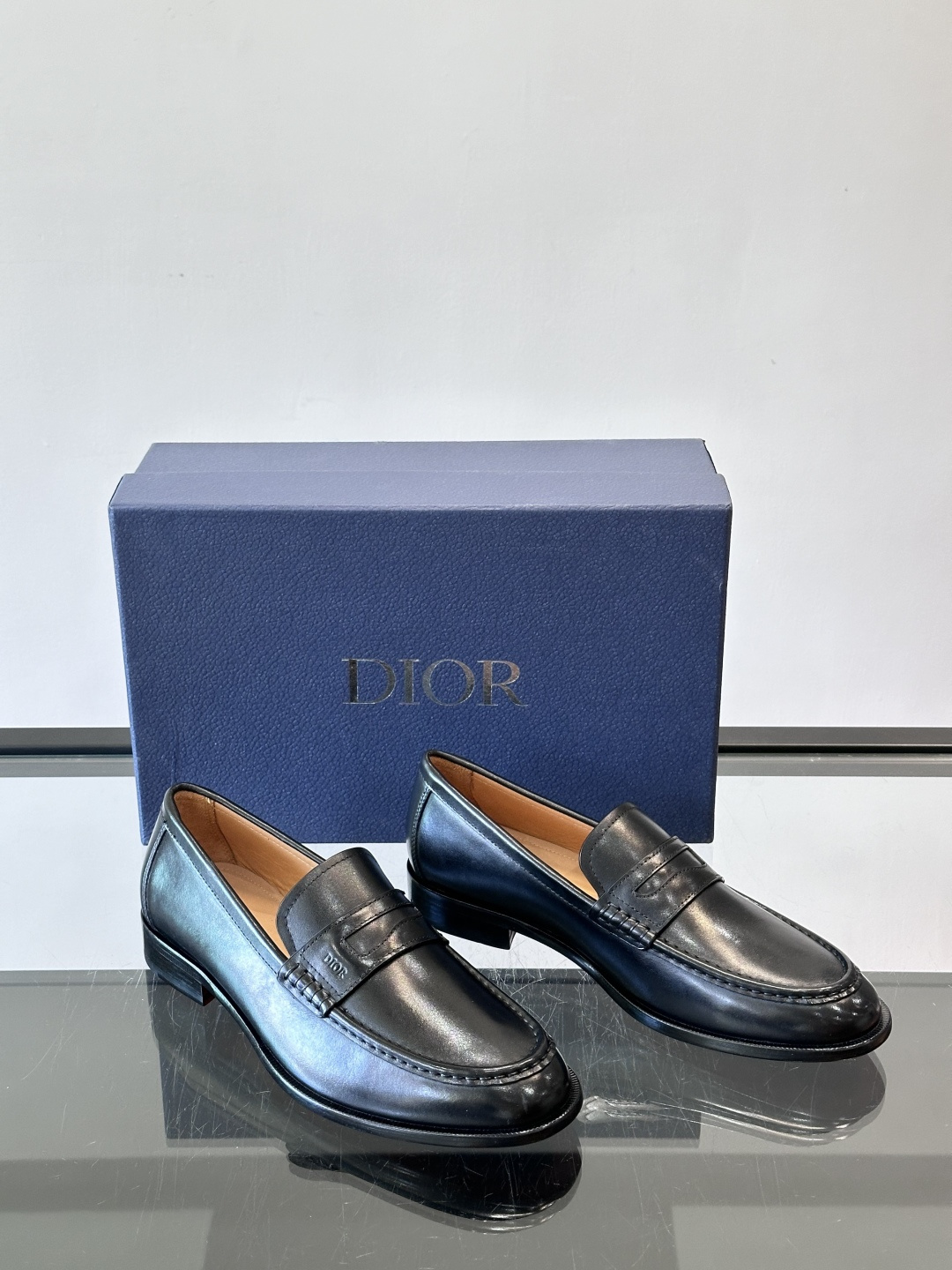 Dior男士乐福鞋采用进口头层牛皮，鞋面搭配经典老花图案，品牌辨识度超高✨。内里和垫脚均为小牛皮，吸汗透