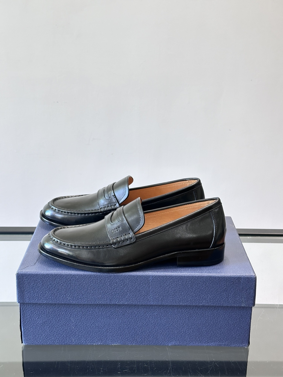 Dior男士乐福鞋采用进口头层牛皮，鞋面搭配经典老花图案，品牌辨识度超高✨。内里和垫脚均为小牛皮，吸汗透