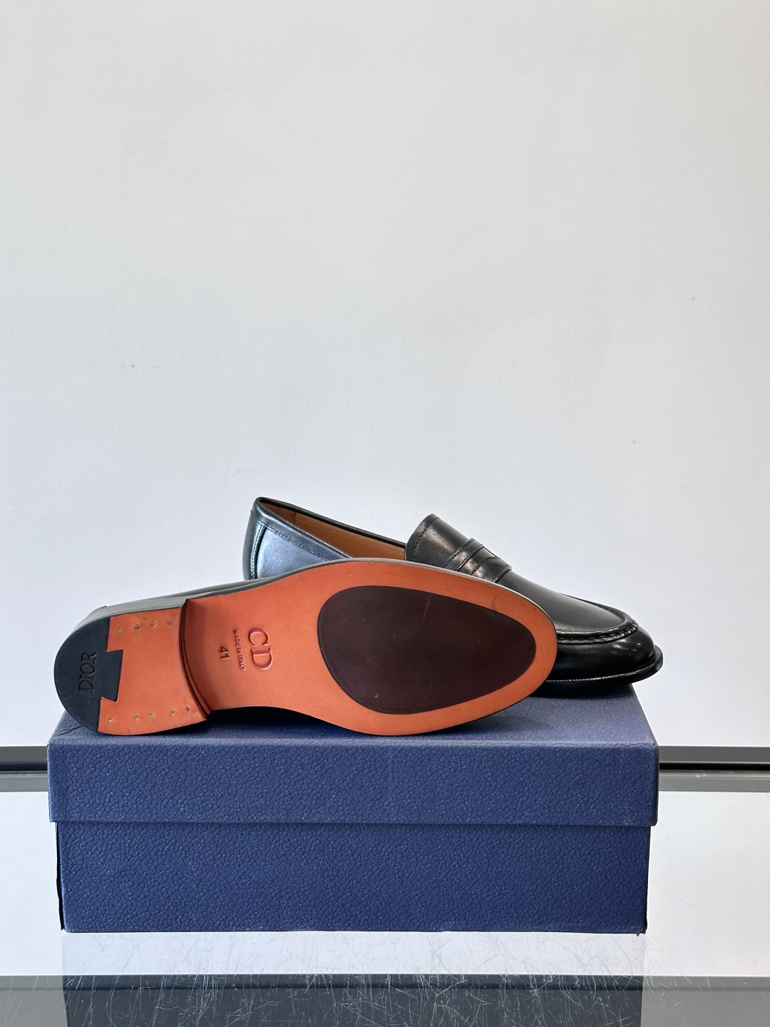 Dior男士乐福鞋采用进口头层牛皮，鞋面搭配经典老花图案，品牌辨识度超高✨。内里和垫脚均为小牛皮，吸汗透