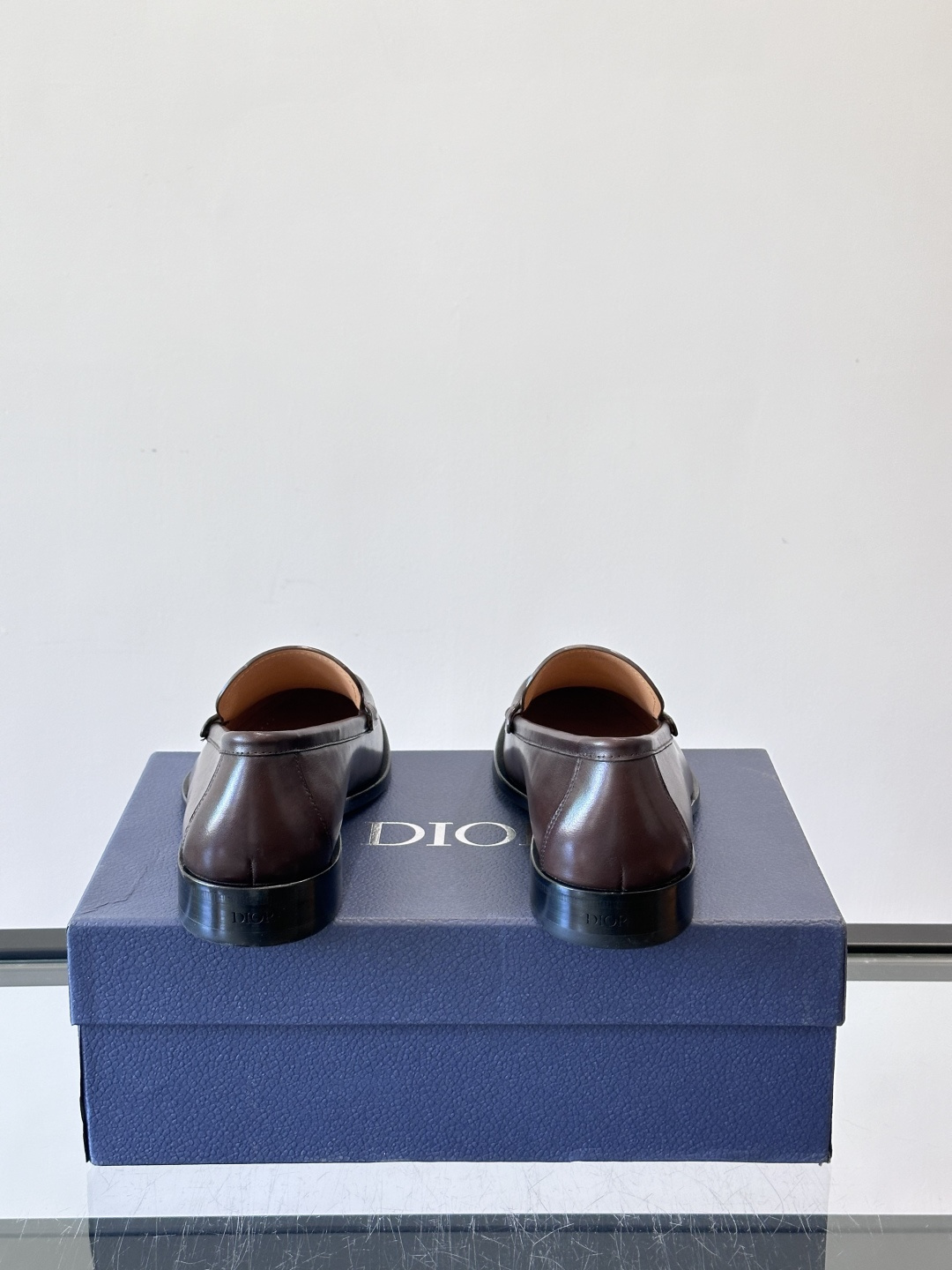Dior男士乐福鞋采用进口头层牛皮，鞋面搭配经典老花图案，品牌辨识度超高✨。内里和垫脚均为小牛皮，吸汗透