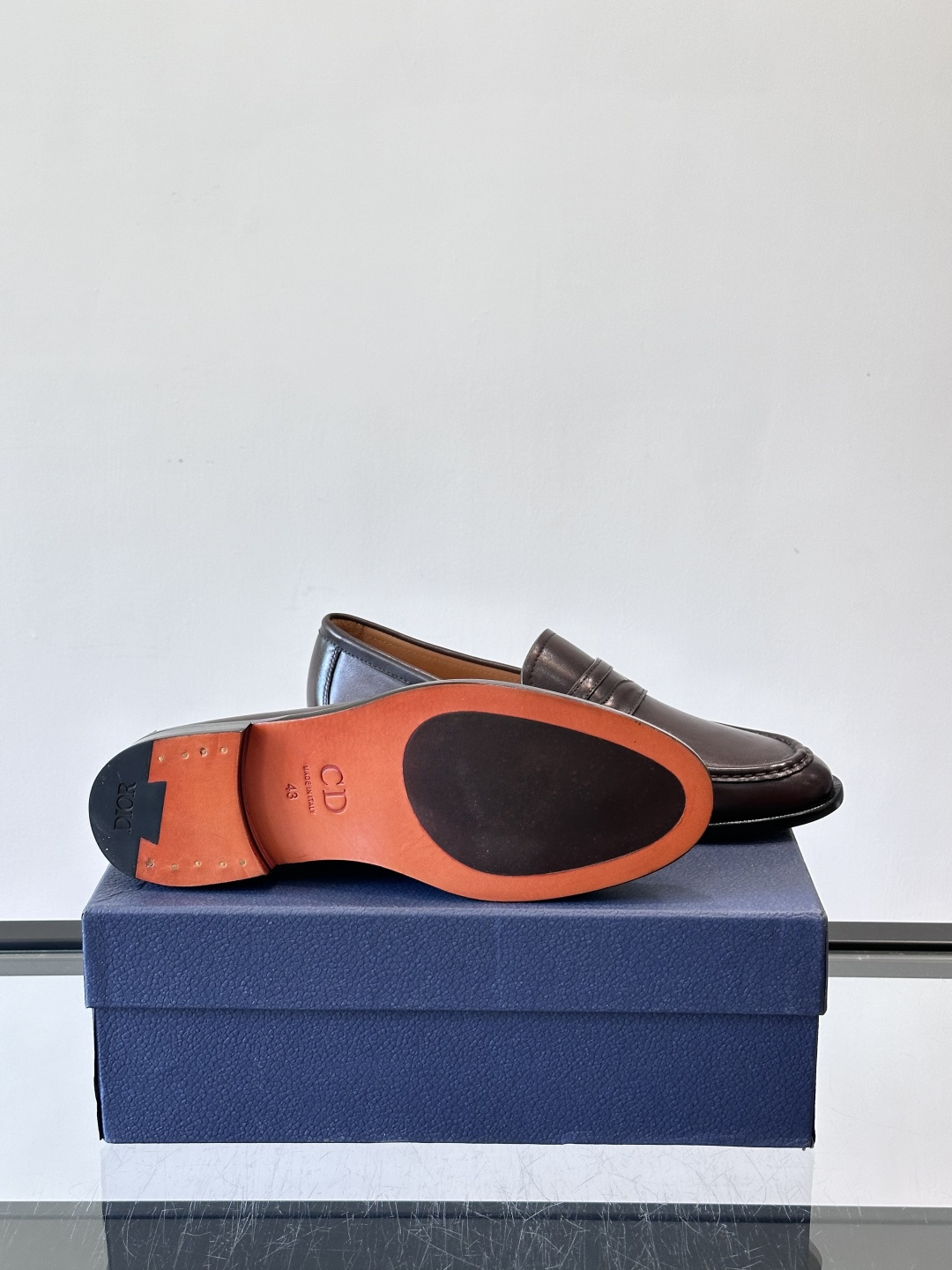 Dior男士乐福鞋采用进口头层牛皮，鞋面搭配经典老花图案，品牌辨识度超高✨。内里和垫脚均为小牛皮，吸汗透