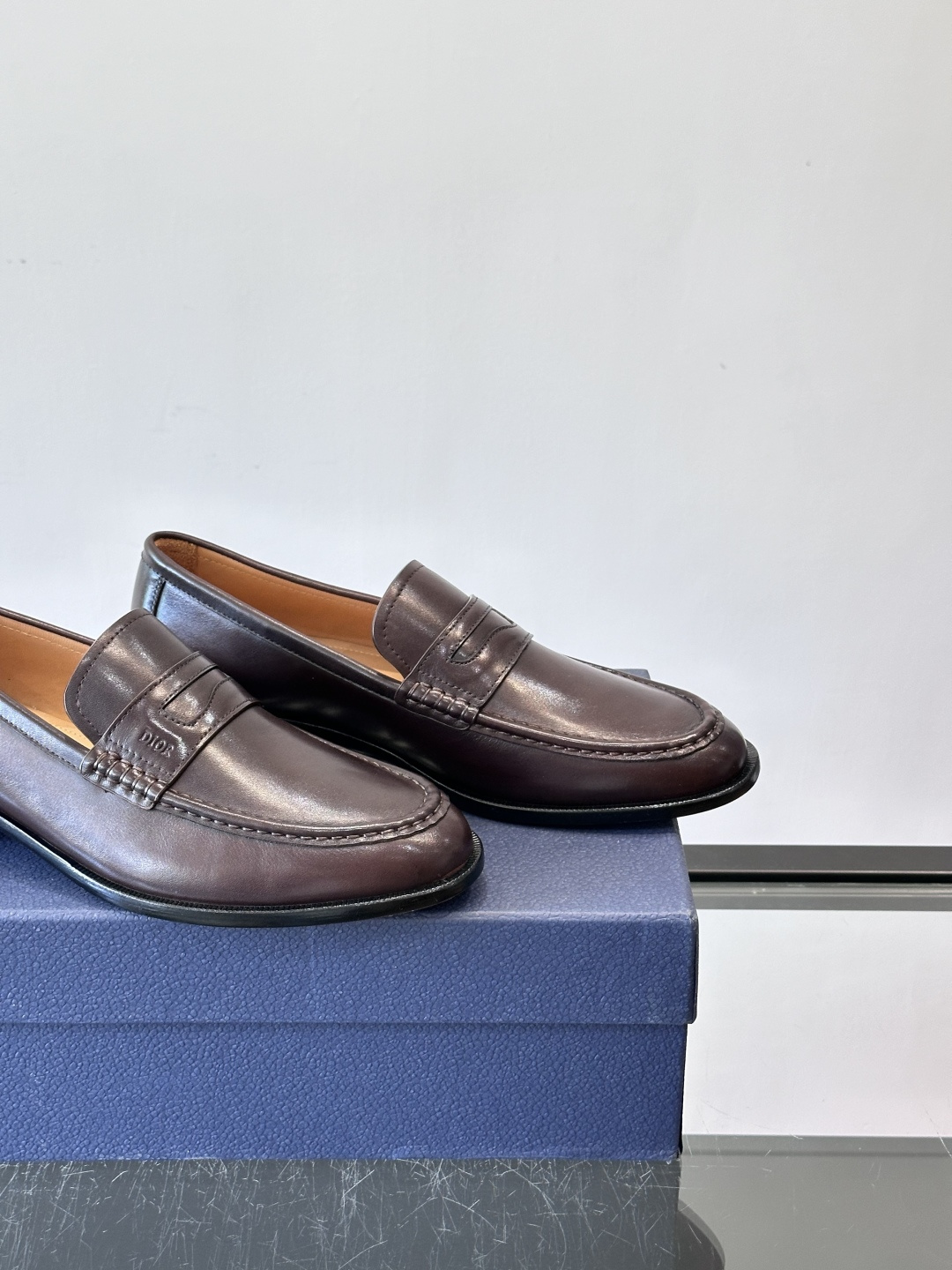 Dior男士乐福鞋采用进口头层牛皮，鞋面搭配经典老花图案，品牌辨识度超高✨。内里和垫脚均为小牛皮，吸汗透