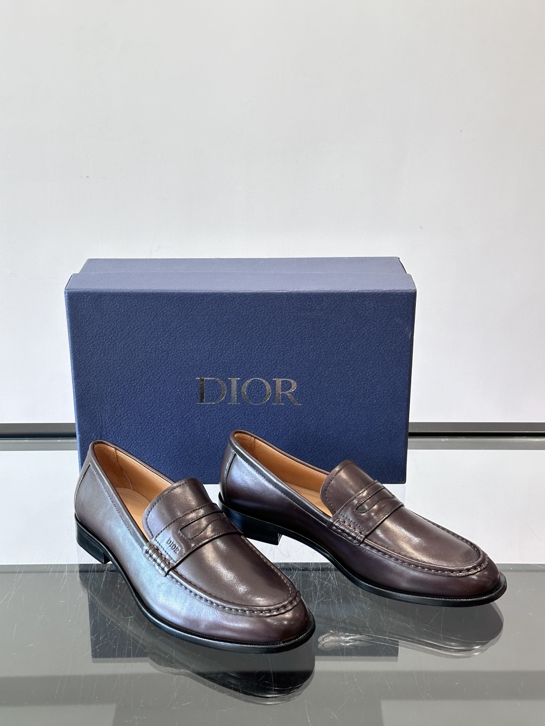 Dior男士乐福鞋采用进口头层牛皮，鞋面搭配经典老花图案，品牌辨识度超高✨。内里和垫脚均为小牛皮，吸汗透