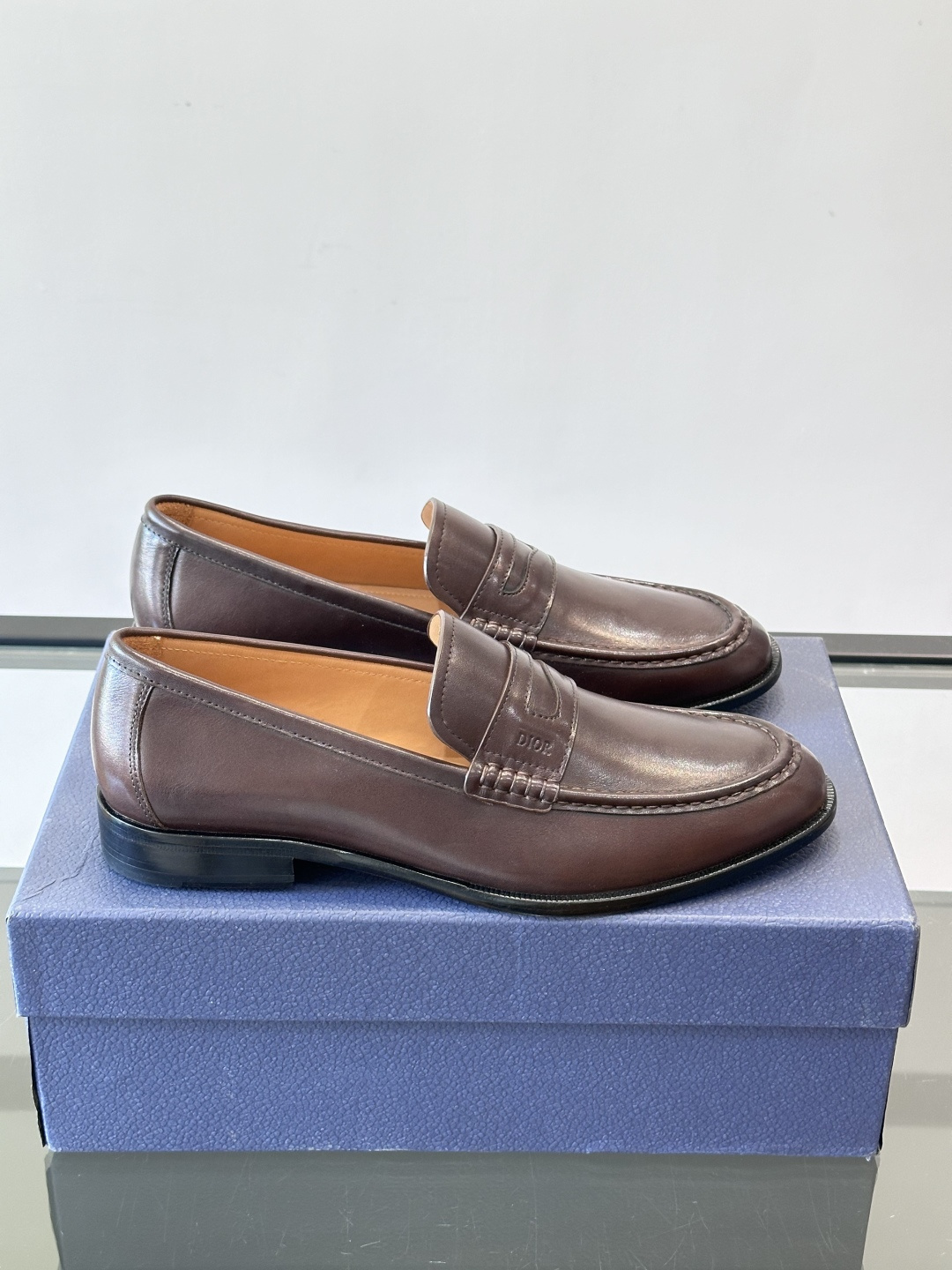 Dior男士乐福鞋采用进口头层牛皮，鞋面搭配经典老花图案，品牌辨识度超高✨。内里和垫脚均为小牛皮，吸汗透