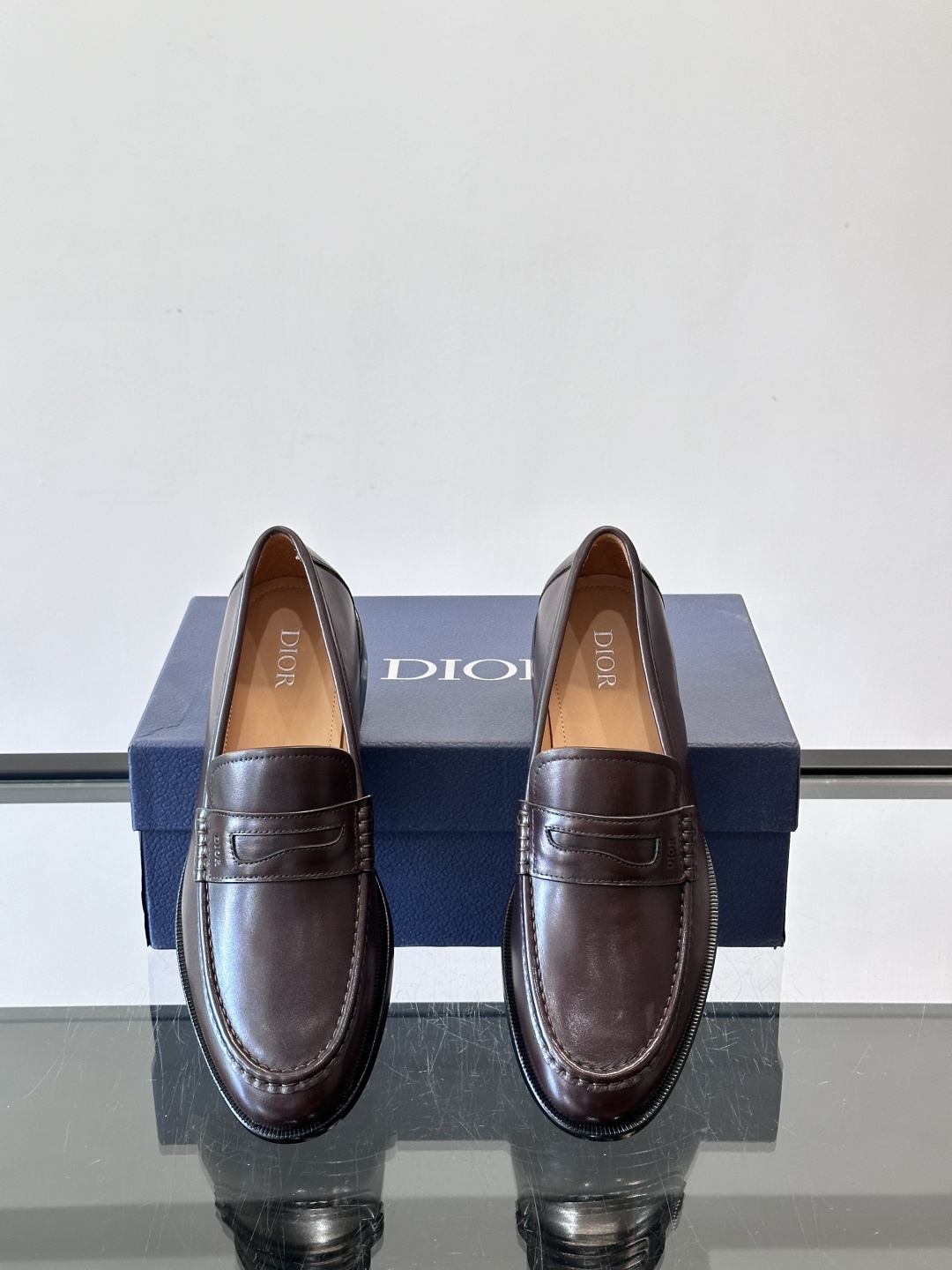 Dior男士乐福鞋采用进口头层牛皮，鞋面搭配经典老花图案，品牌辨识度超高✨。内里和垫脚均为小牛皮，吸汗透