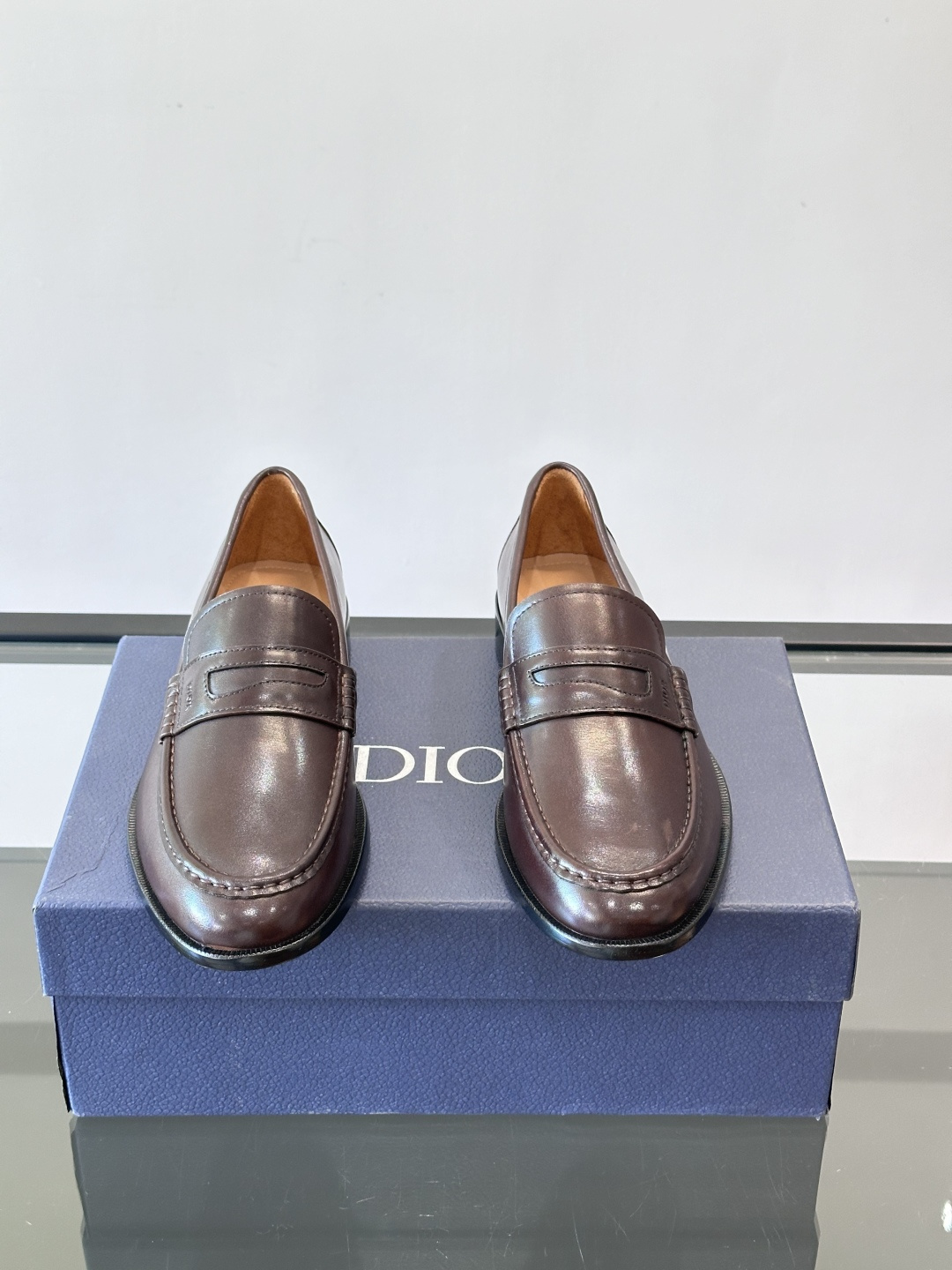 Dior男士乐福鞋采用进口头层牛皮，鞋面搭配经典老花图案，品牌辨识度超高✨。内里和垫脚均为小牛皮，吸汗透