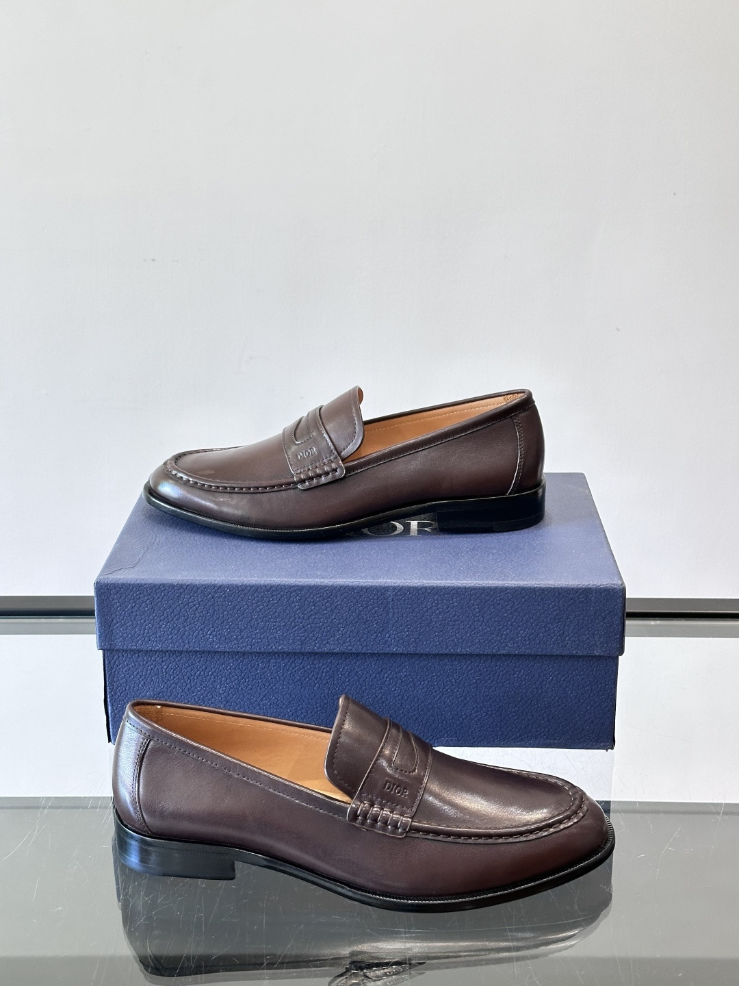 Dior男士乐福鞋采用进口头层牛皮，鞋面搭配经典老花图案，品牌辨识度超高✨。内里和垫脚均为小牛皮，吸汗透