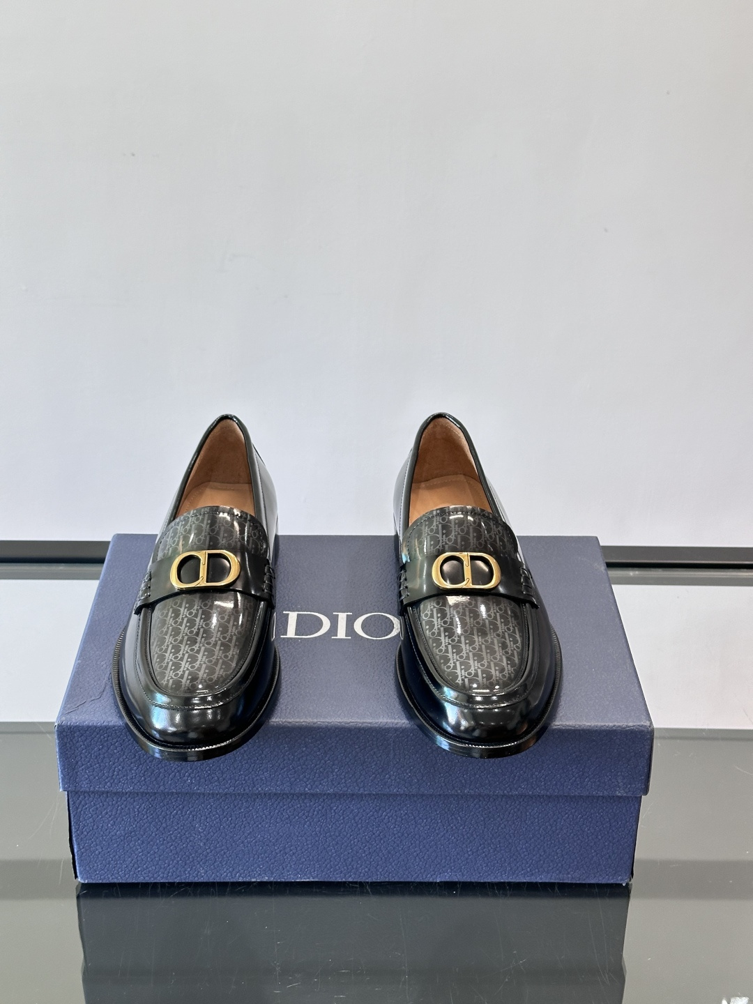 Dior男士乐福鞋采用进口头层牛皮，鞋面搭配经典老花图案，品牌辨识度超高✨。内里和垫脚均为小牛皮，吸汗透