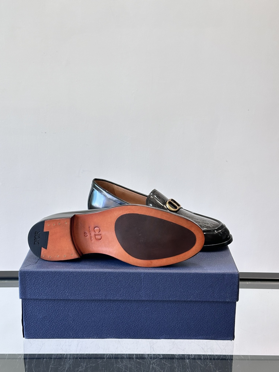 Dior男士乐福鞋采用进口头层牛皮，鞋面搭配经典老花图案，品牌辨识度超高✨。内里和垫脚均为小牛皮，吸汗透