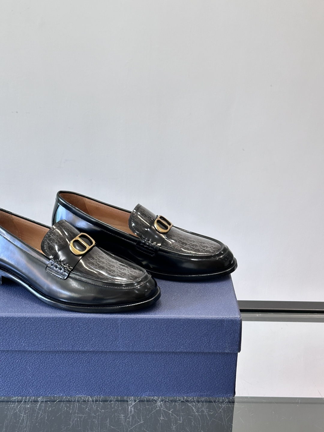 Dior男士乐福鞋采用进口头层牛皮，鞋面搭配经典老花图案，品牌辨识度超高✨。内里和垫脚均为小牛皮，吸汗透