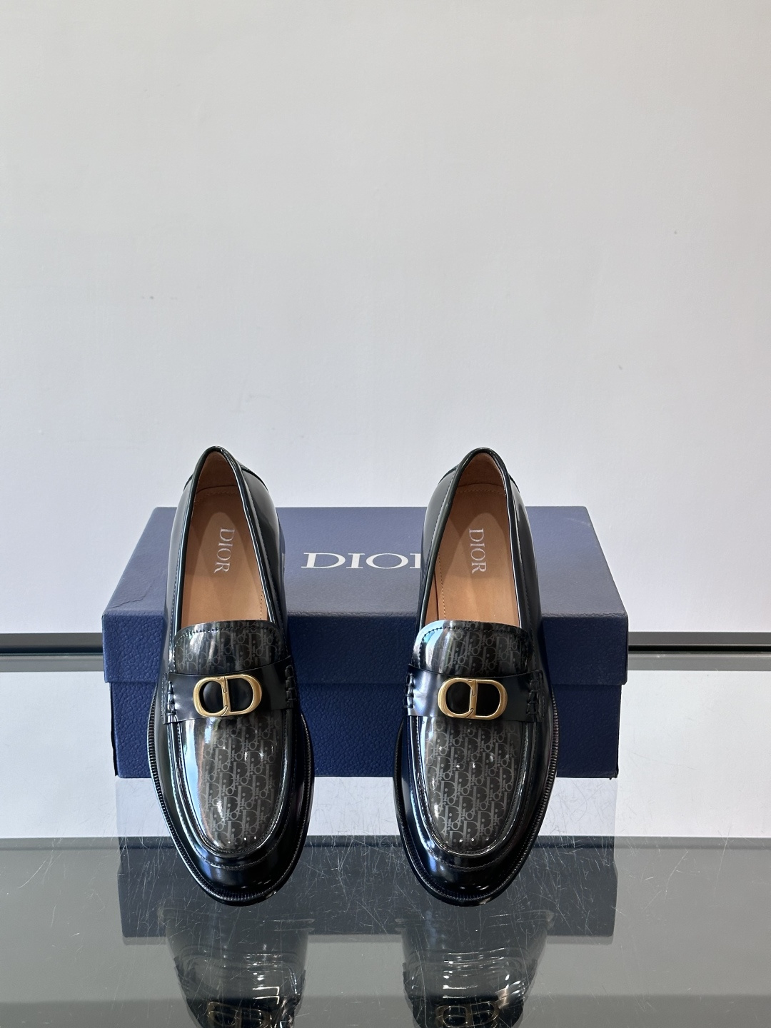 Dior男士乐福鞋采用进口头层牛皮，鞋面搭配经典老花图案，品牌辨识度超高✨。内里和垫脚均为小牛皮，吸汗透