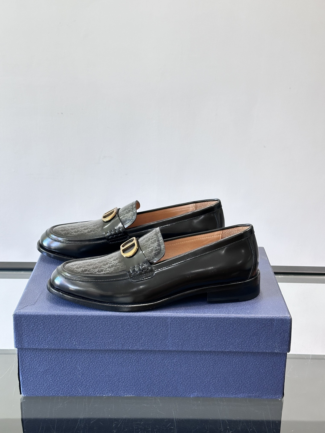 Dior男士乐福鞋采用进口头层牛皮，鞋面搭配经典老花图案，品牌辨识度超高✨。内里和垫脚均为小牛皮，吸汗透