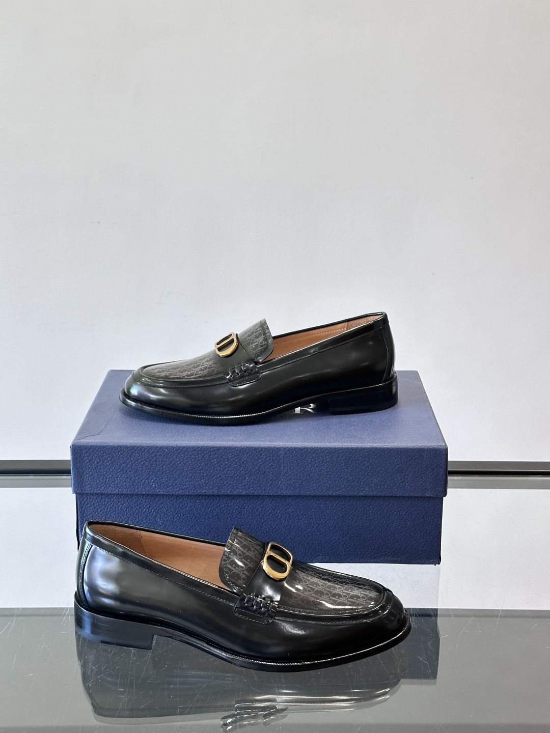 Dior男士乐福鞋采用进口头层牛皮，鞋面搭配经典老花图案，品牌辨识度超高✨。内里和垫脚均为小牛皮，吸汗透