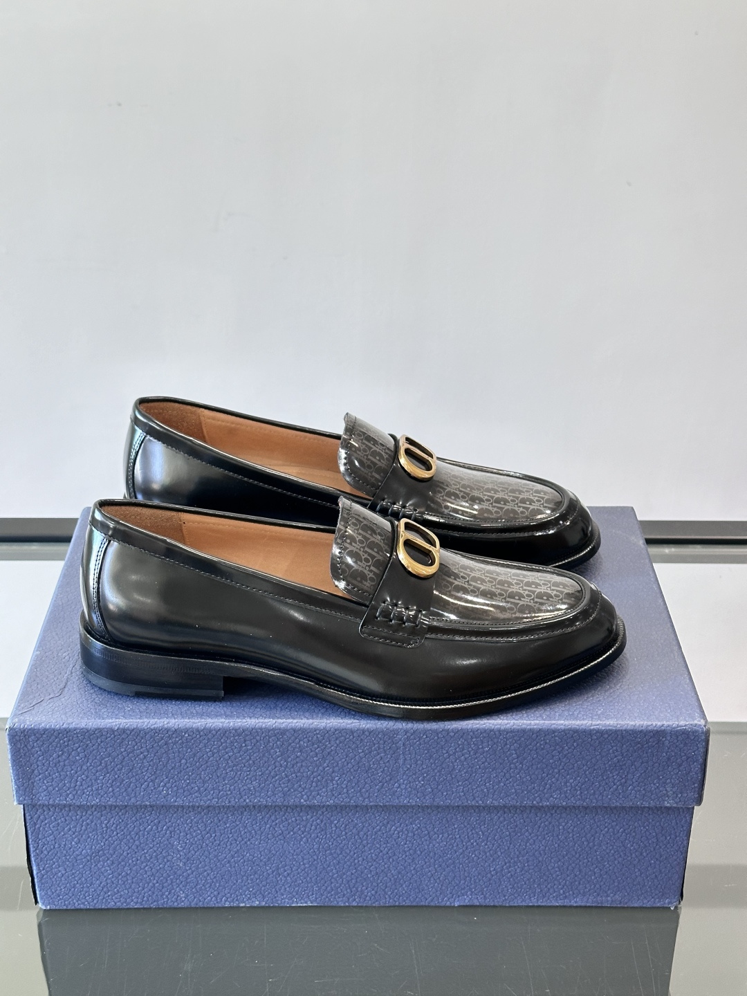 Dior男士乐福鞋采用进口头层牛皮，鞋面搭配经典老花图案，品牌辨识度超高✨。内里和垫脚均为小牛皮，吸汗透